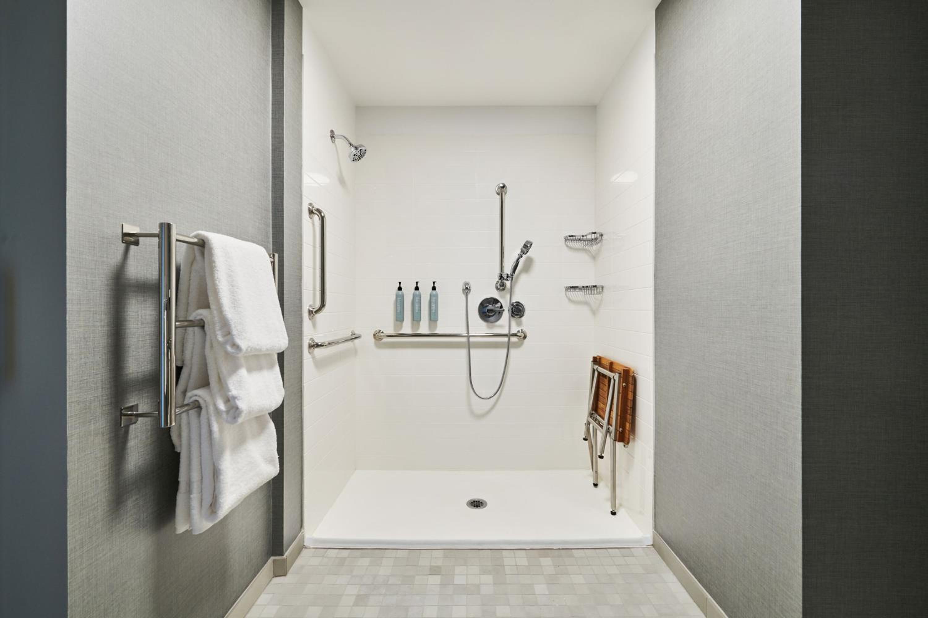 1 Bedroom Suite with 1 King Bed, Sofa bed, Bay View - Photo 11