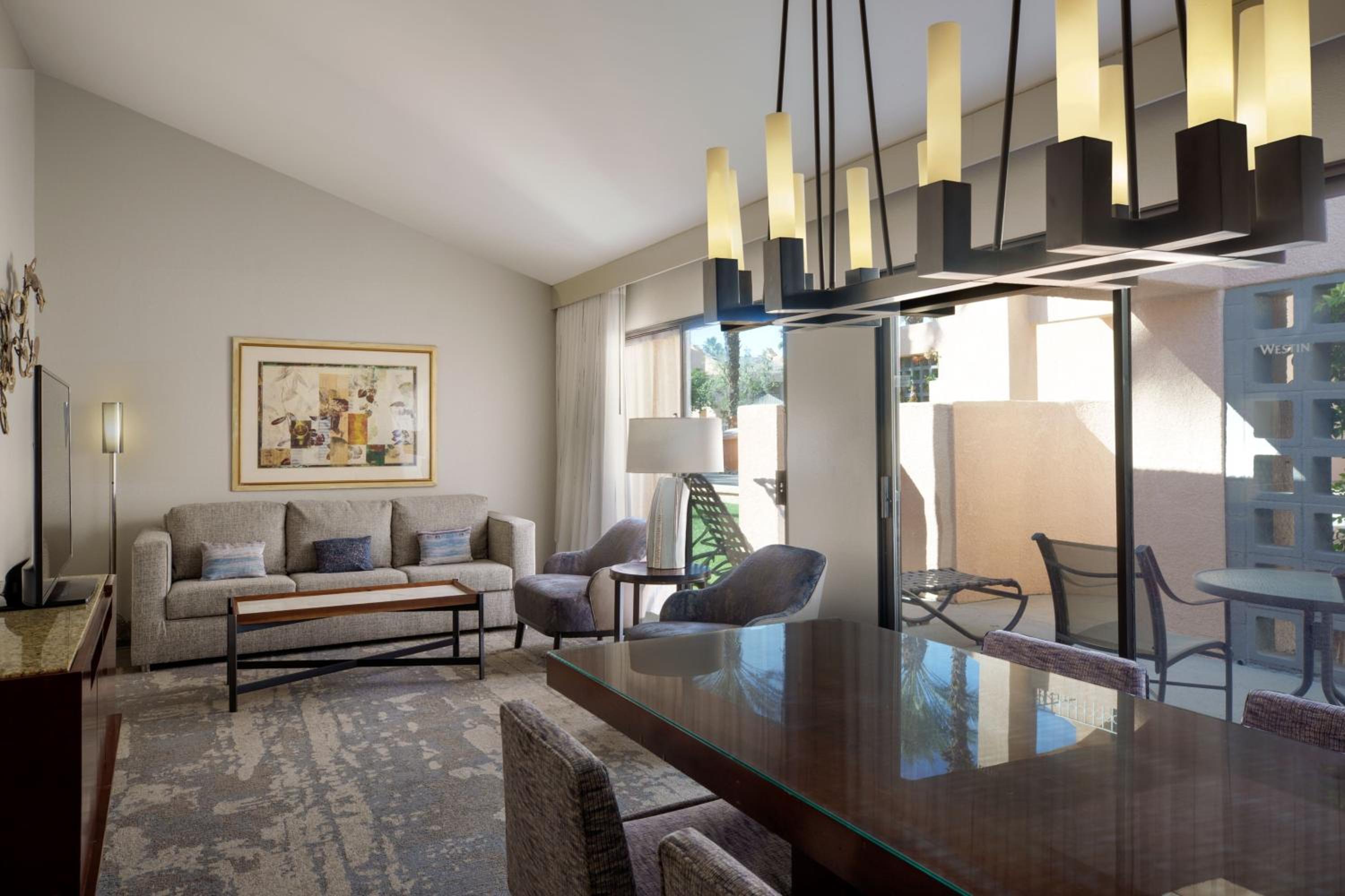 Executive Suite, 1 Bedroom Executive Suite, 1 King, Sofa bed - Photo 1
