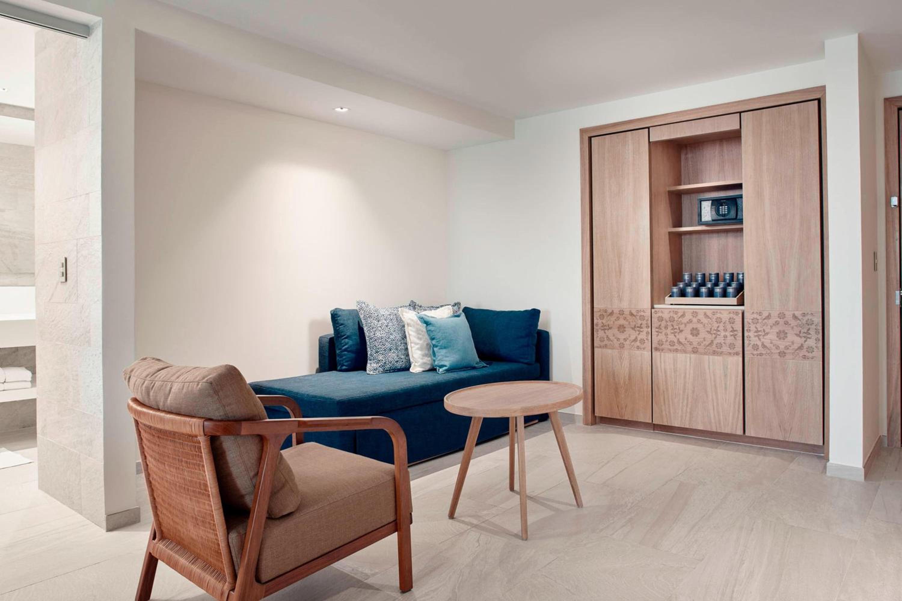 JW Luxury Suite, Junior Suite, 1 King, Sofa bed, Balcony - Photo 6