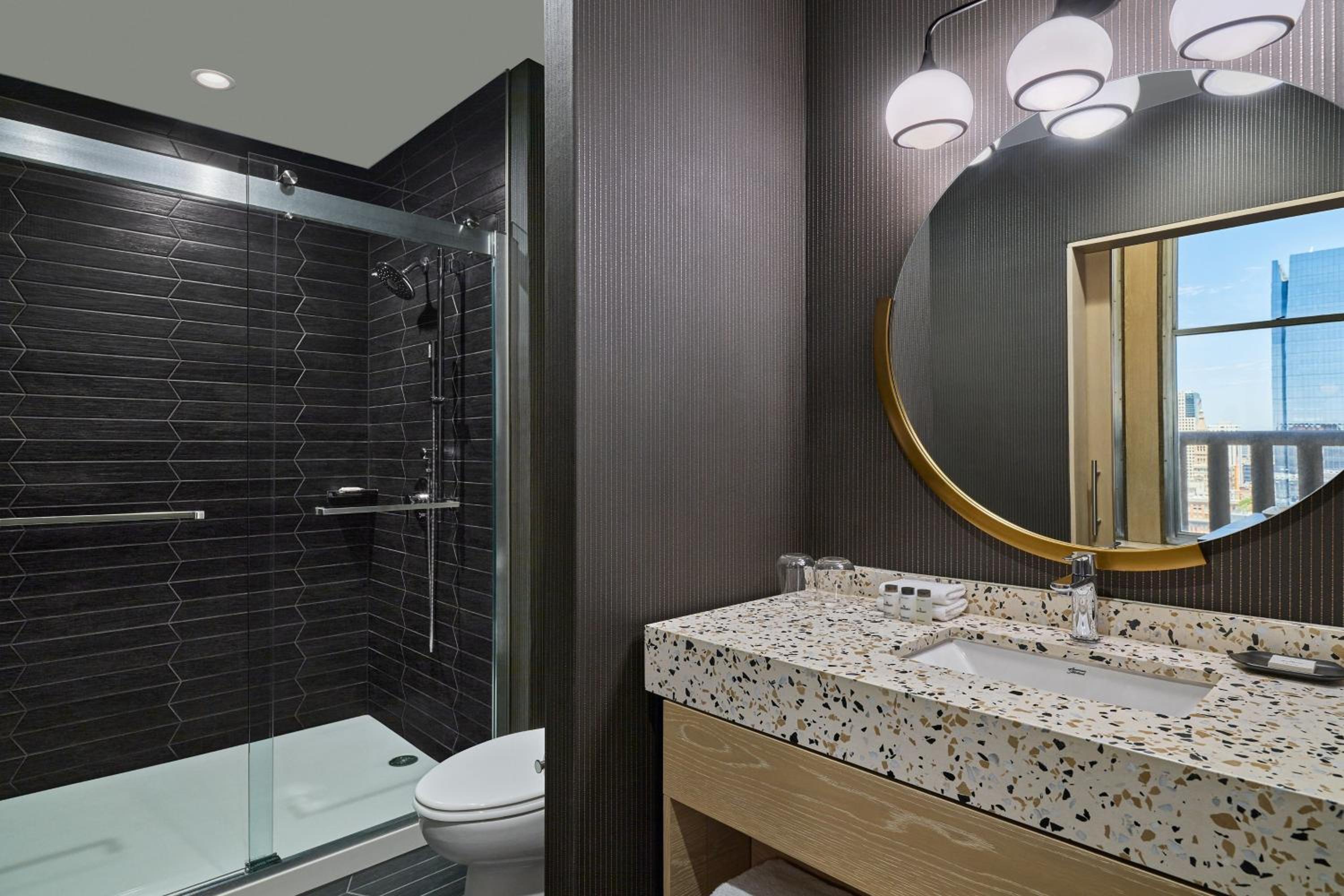 One-Bedroom Executive Suite with Two Queen Beds photo 3