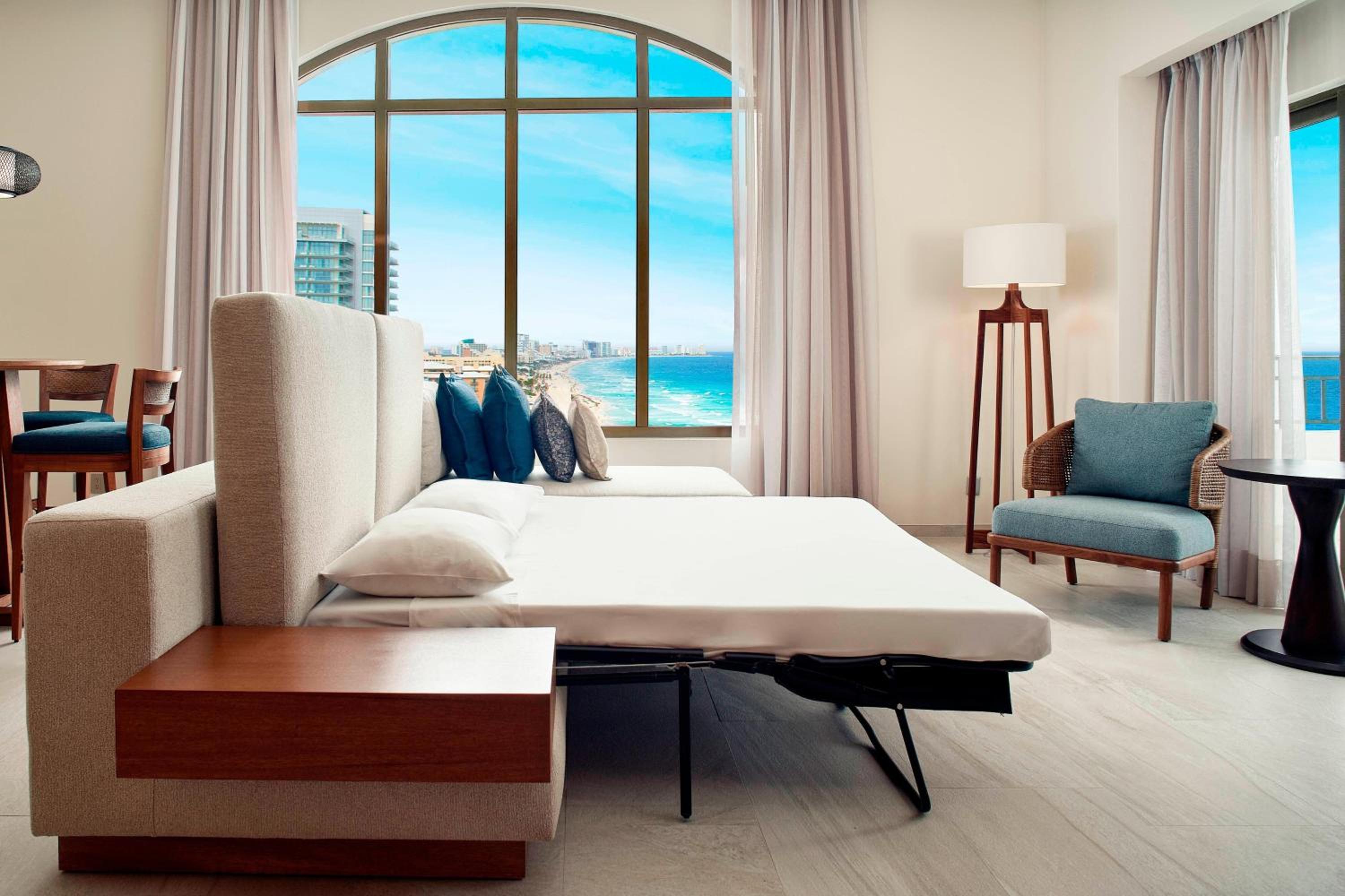 Club Level for 2 adults, 1 Bedroom Larger Suite photo 3