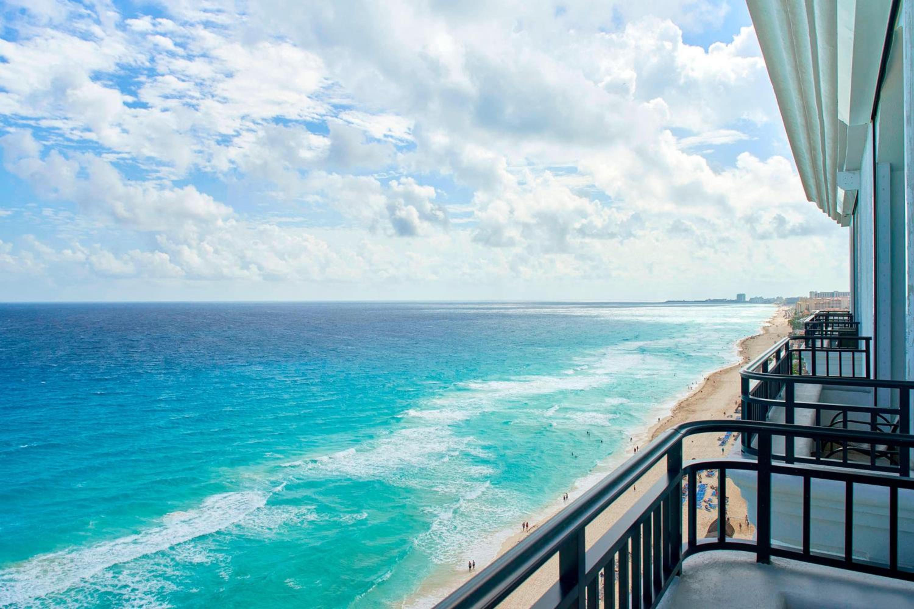 Club Level for 2 adults, 1 Bedroom Larger Suite