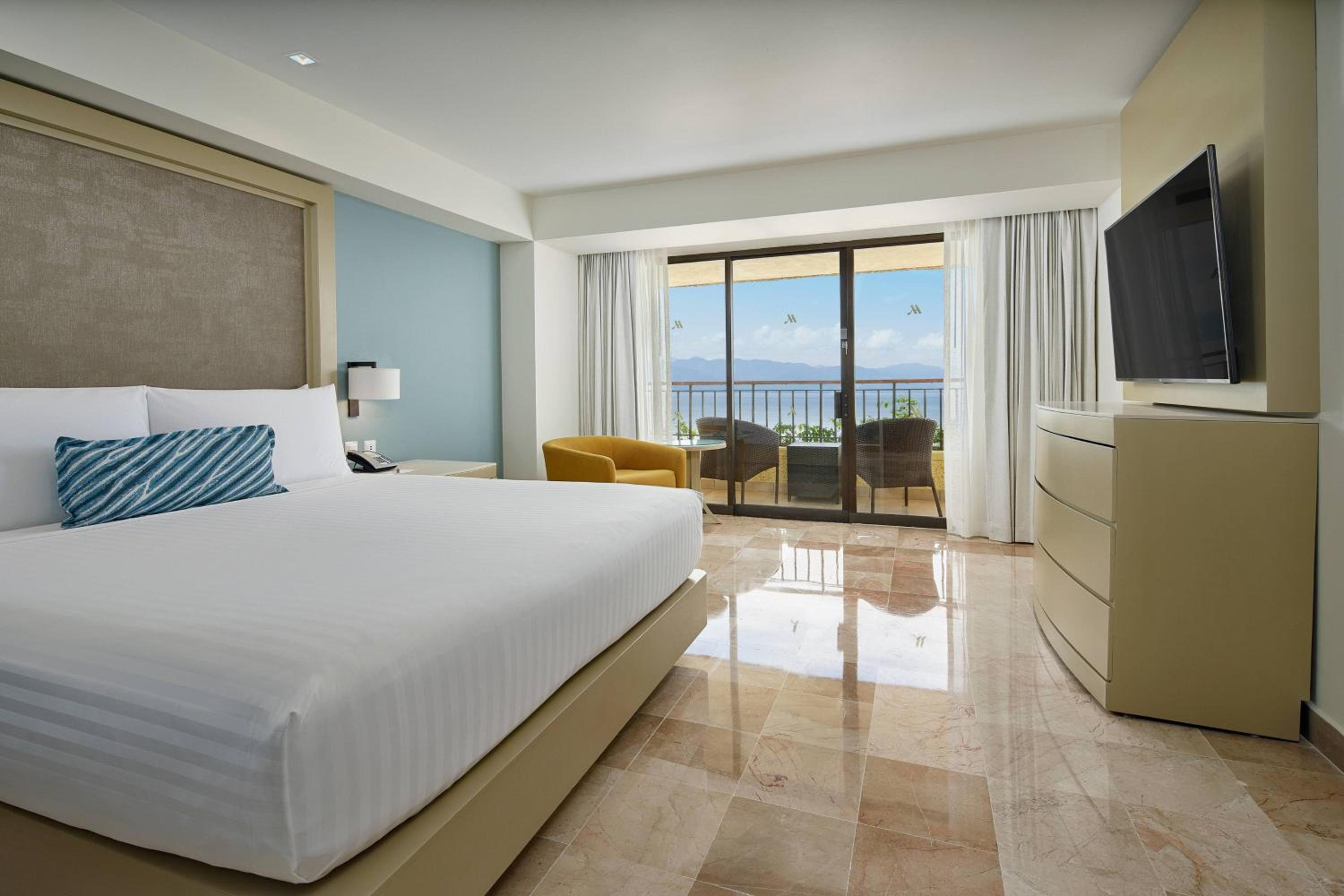 Governor Suite, 1 Bedroom Larger Suite, 1 King, Oceanfront, photo 6