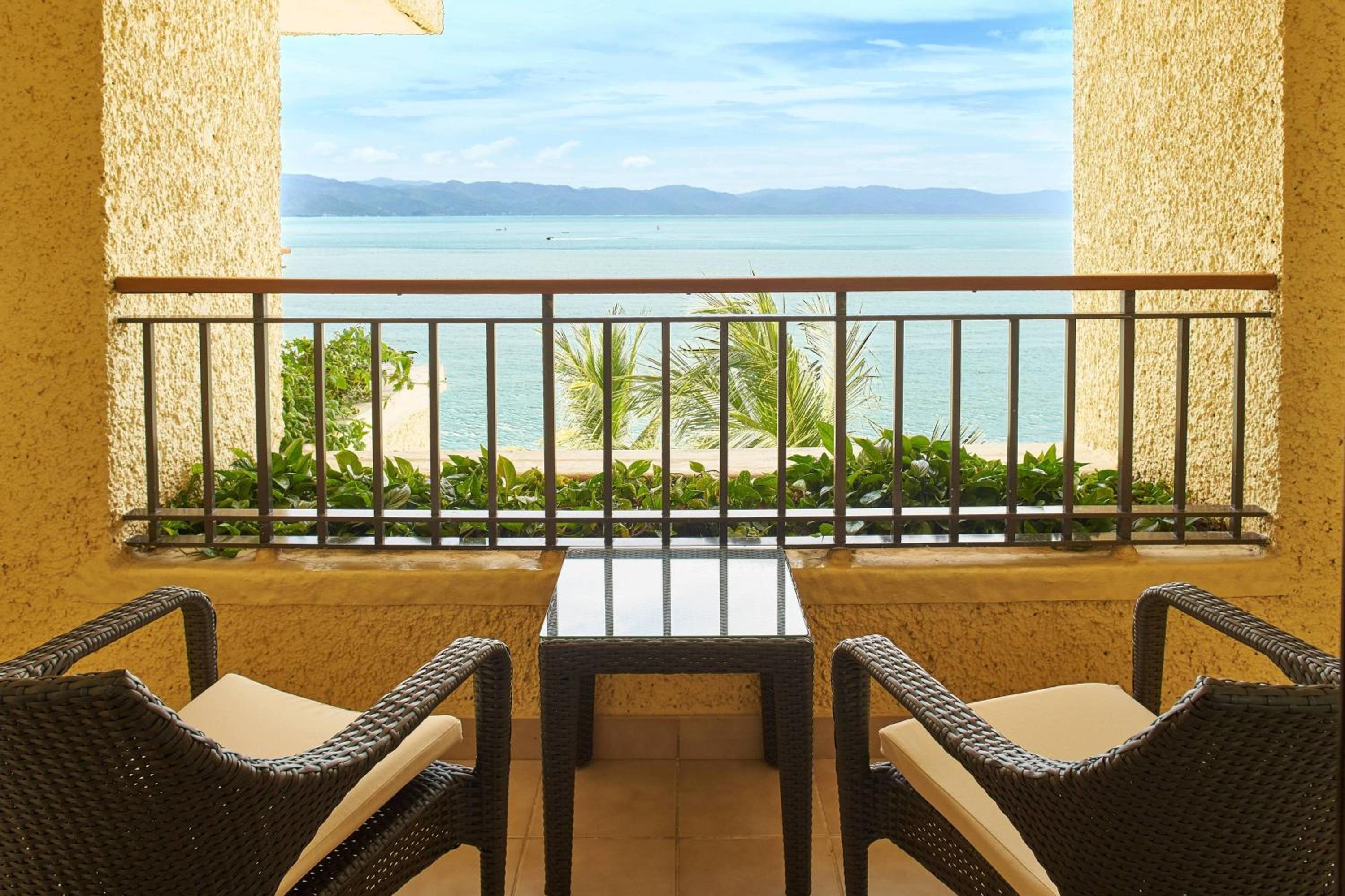 Governor Suite, 1 Bedroom Larger Suite, 1 King, Oceanfront  photo 2