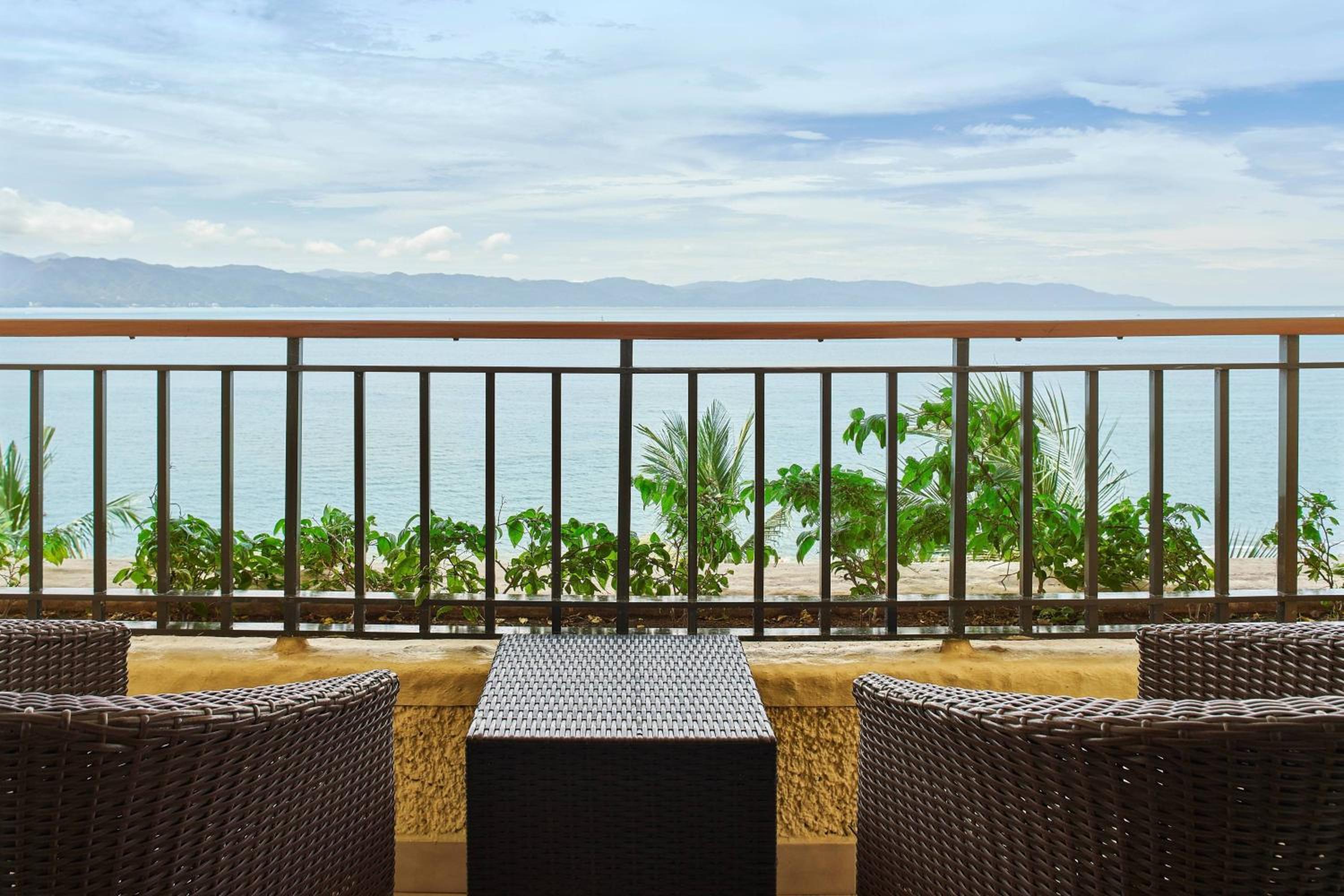 Governor Suite, 1 Bedroom Larger Suite, 1 King, Oceanfront  photo 3