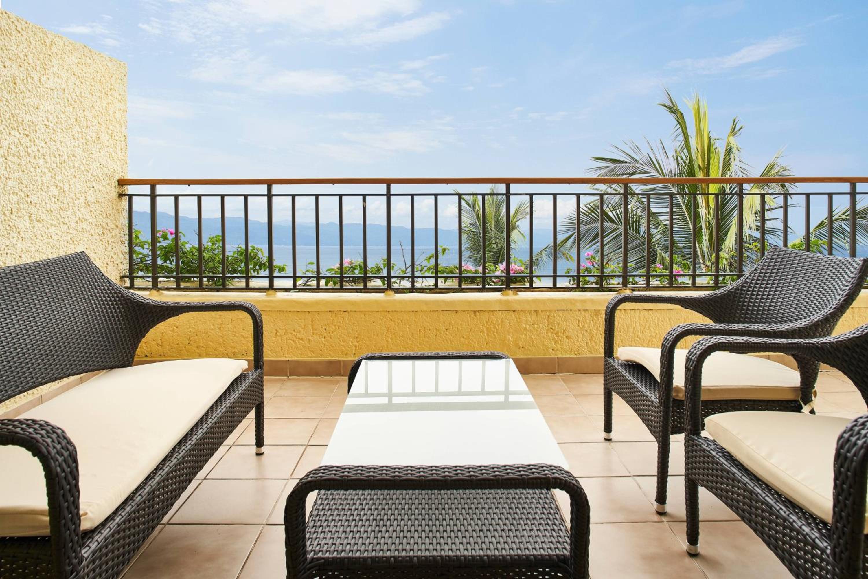 Ambassador Suite, 1 Bedroom Larger Suite, 1 King, Oceanfront photo 2