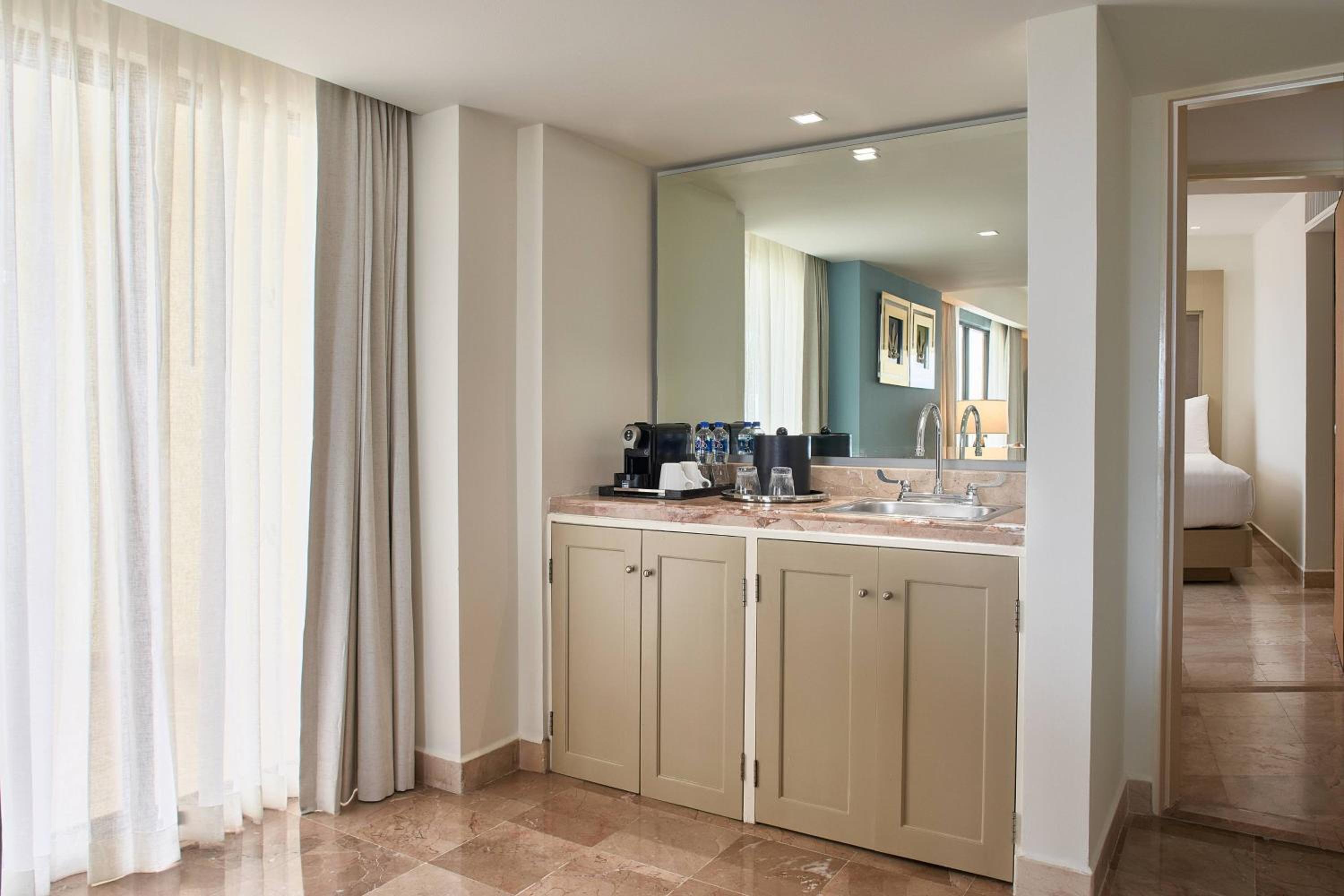 Ambassador Suite, 1 Bedroom Larger Suite, 1 King, Oceanfront photo 3