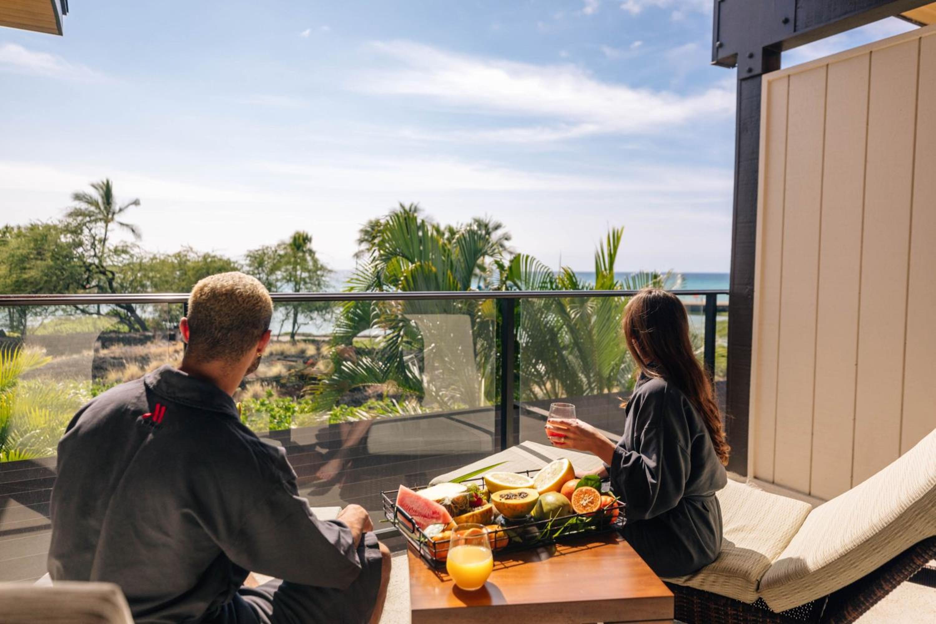 Na Hale Oceanfront Room, Larger Guest room, Na Hale Building, 1 King bed