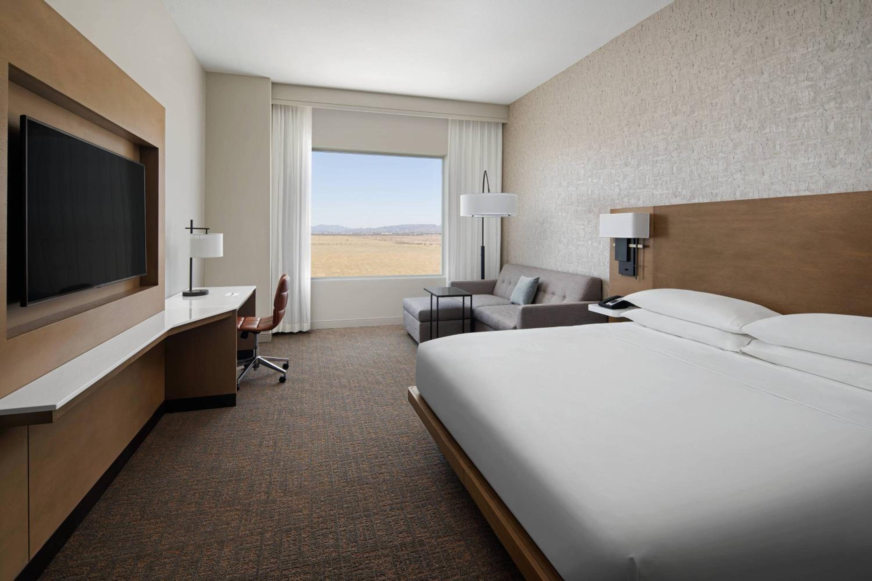 Guest room, 1 King, Mountain view - Photo 1
