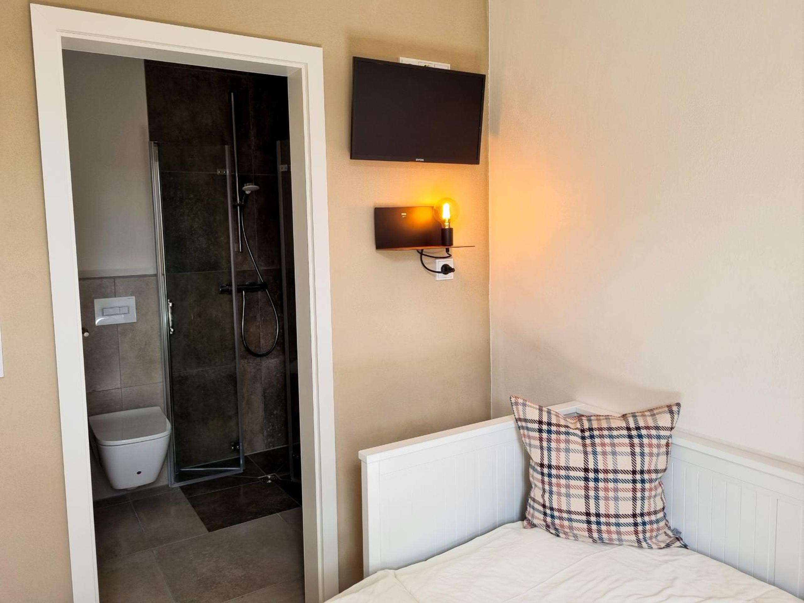 Standard Single Room - Photo 9