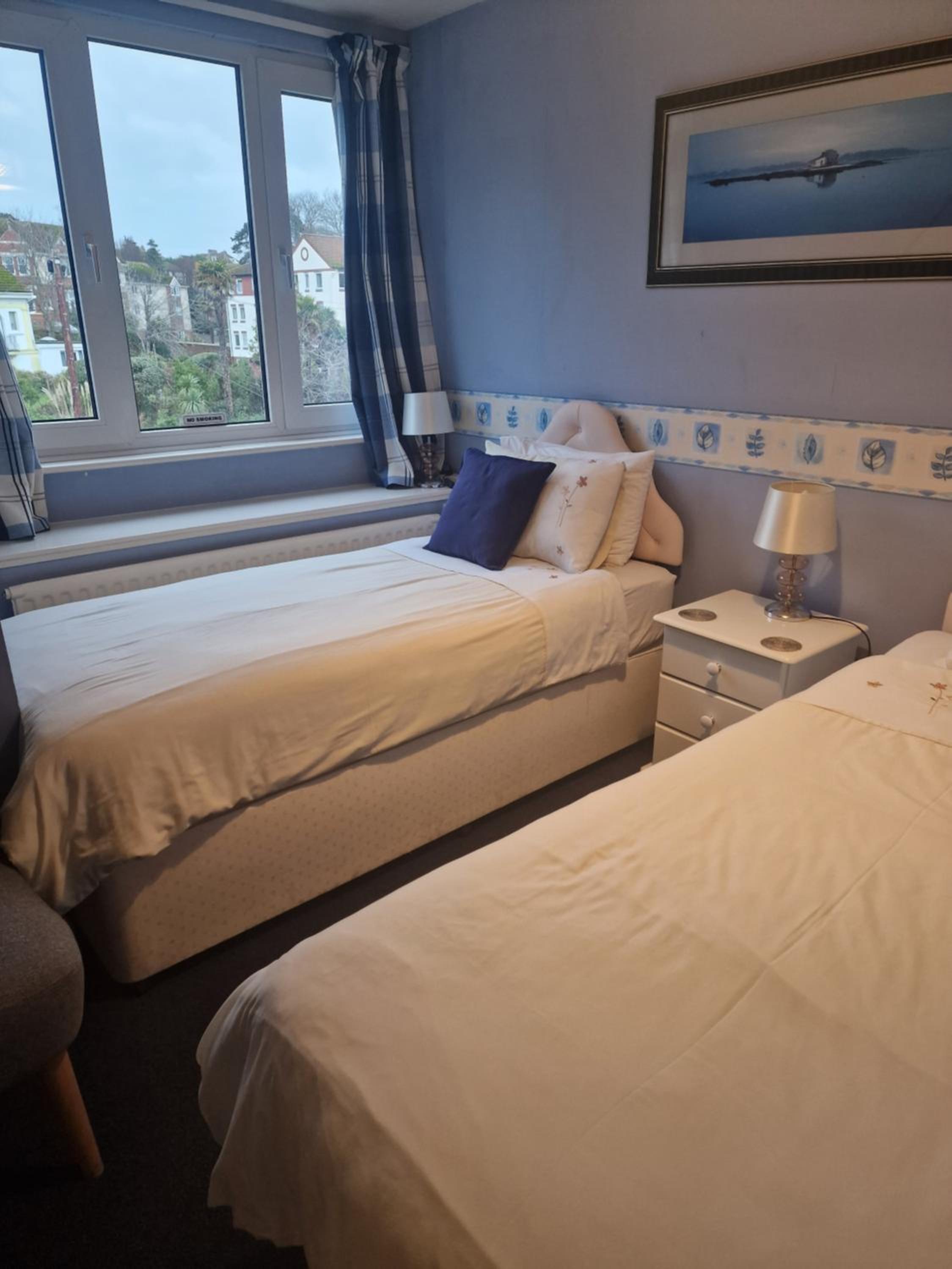 Twin Room with Private Bathroom photo 3