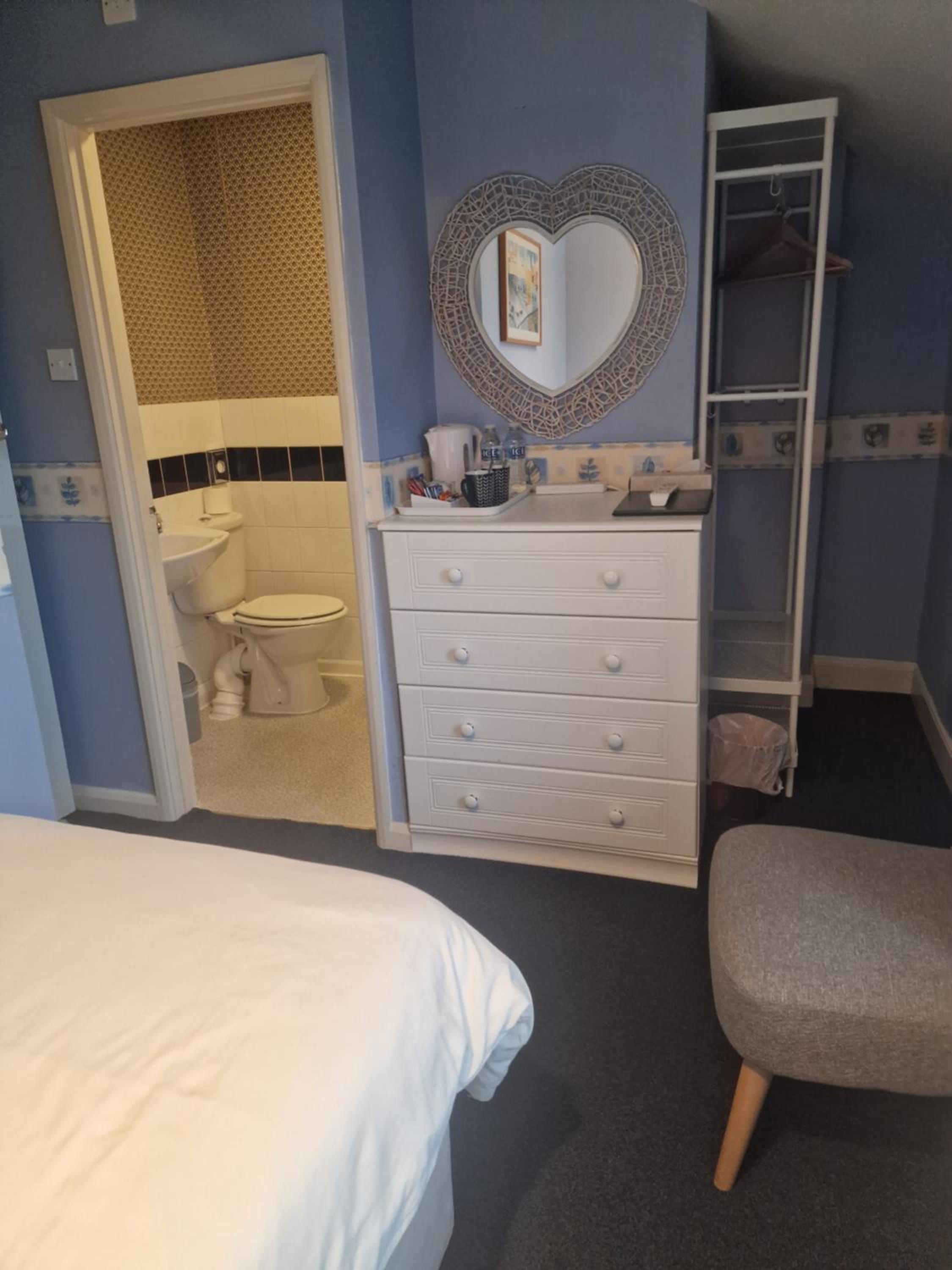 Twin Room with Private Bathroom photo 2