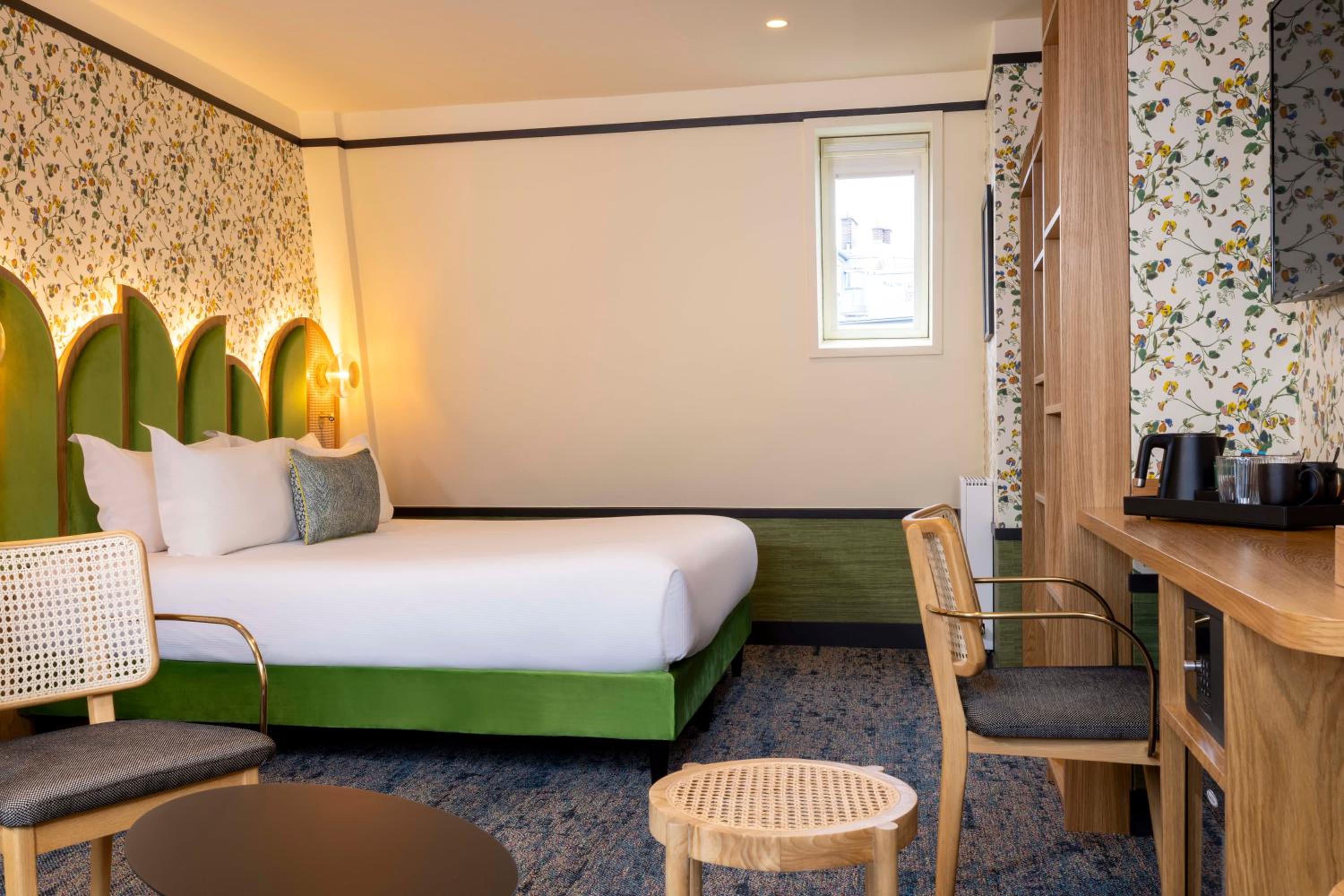 Junior King Suite with Sofa Bed photo 2