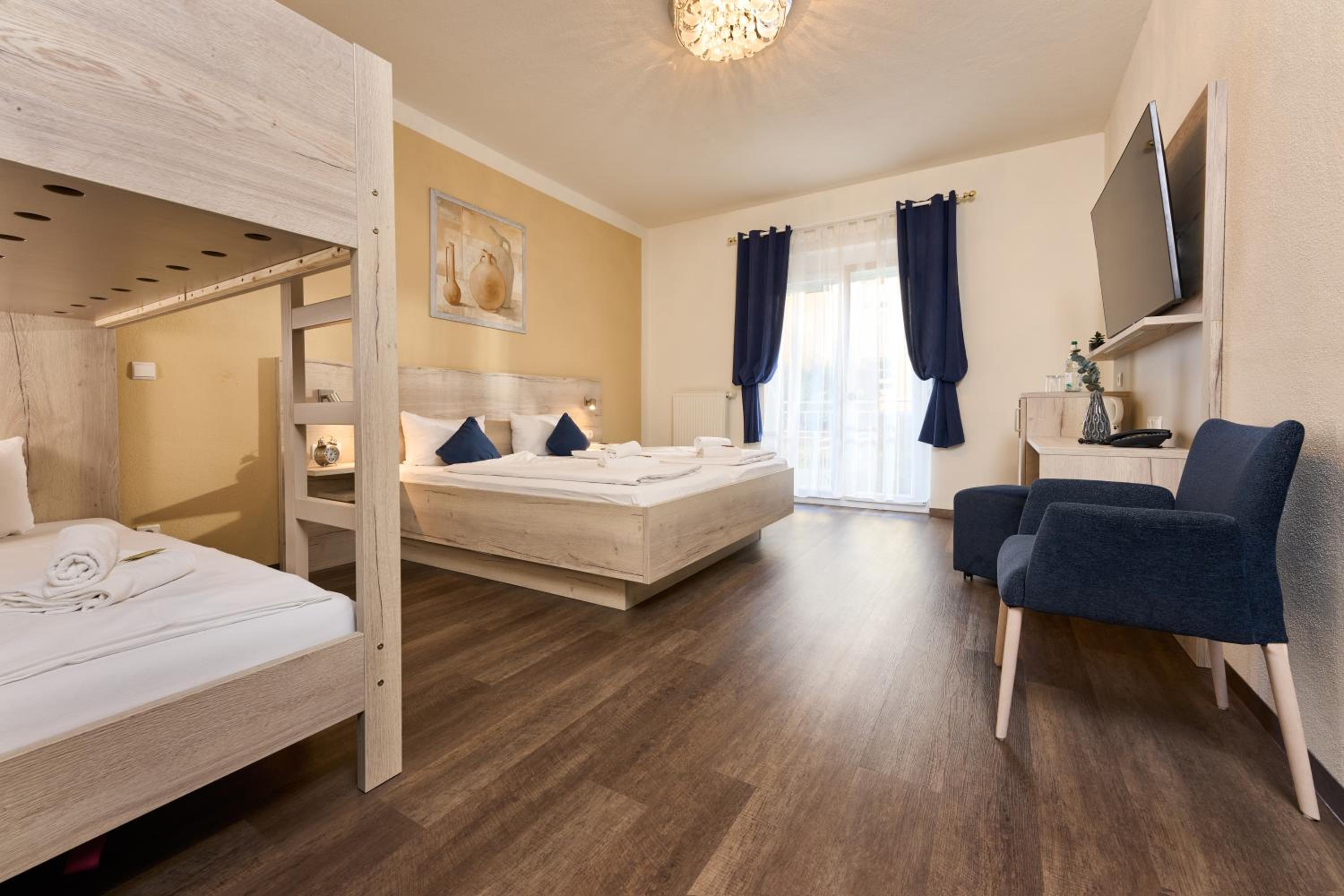 Quadruple Room - Photo 1