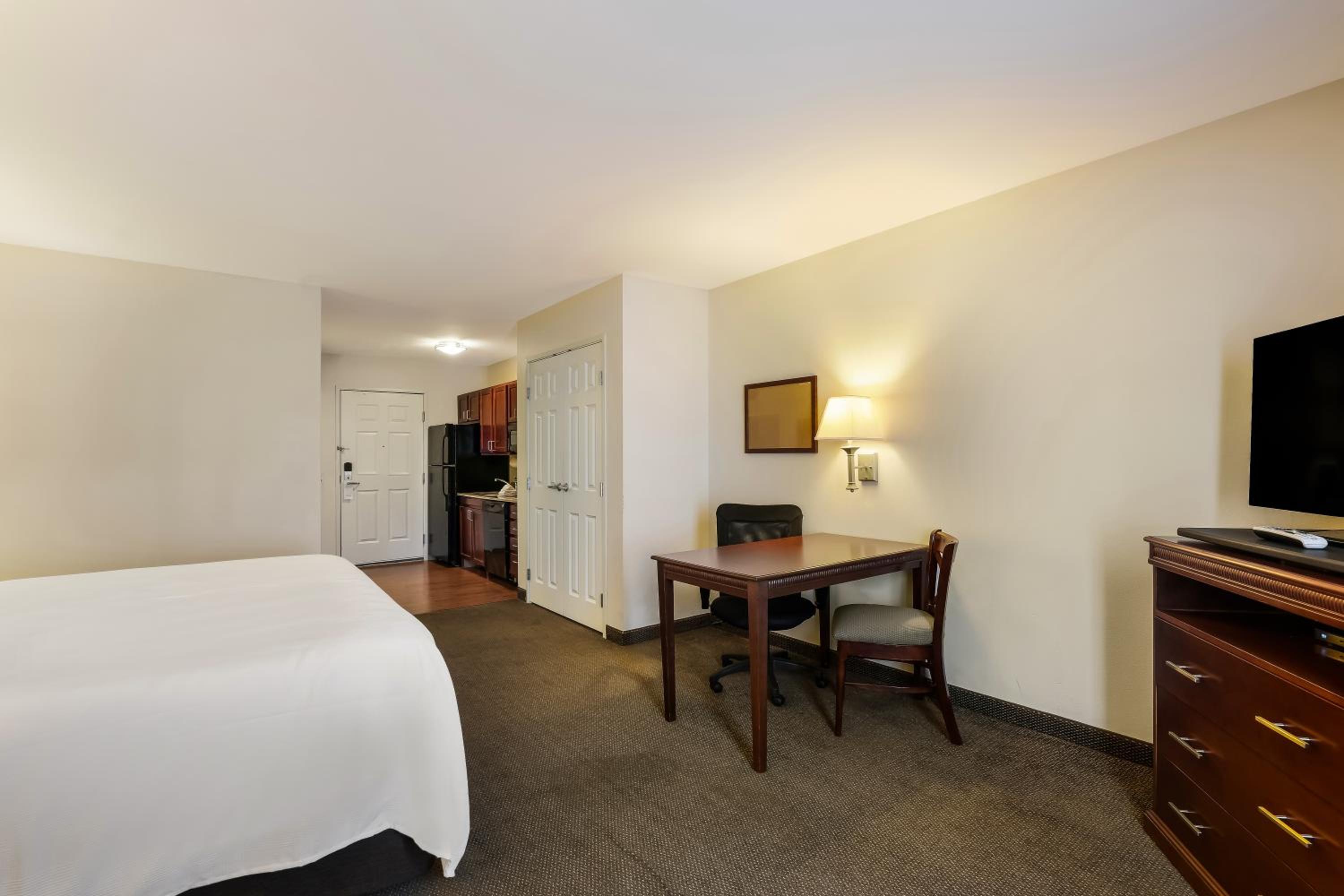 Efficiency One Room Suite with Roll-In Shower - Disability Access/Non Smoking photo 2