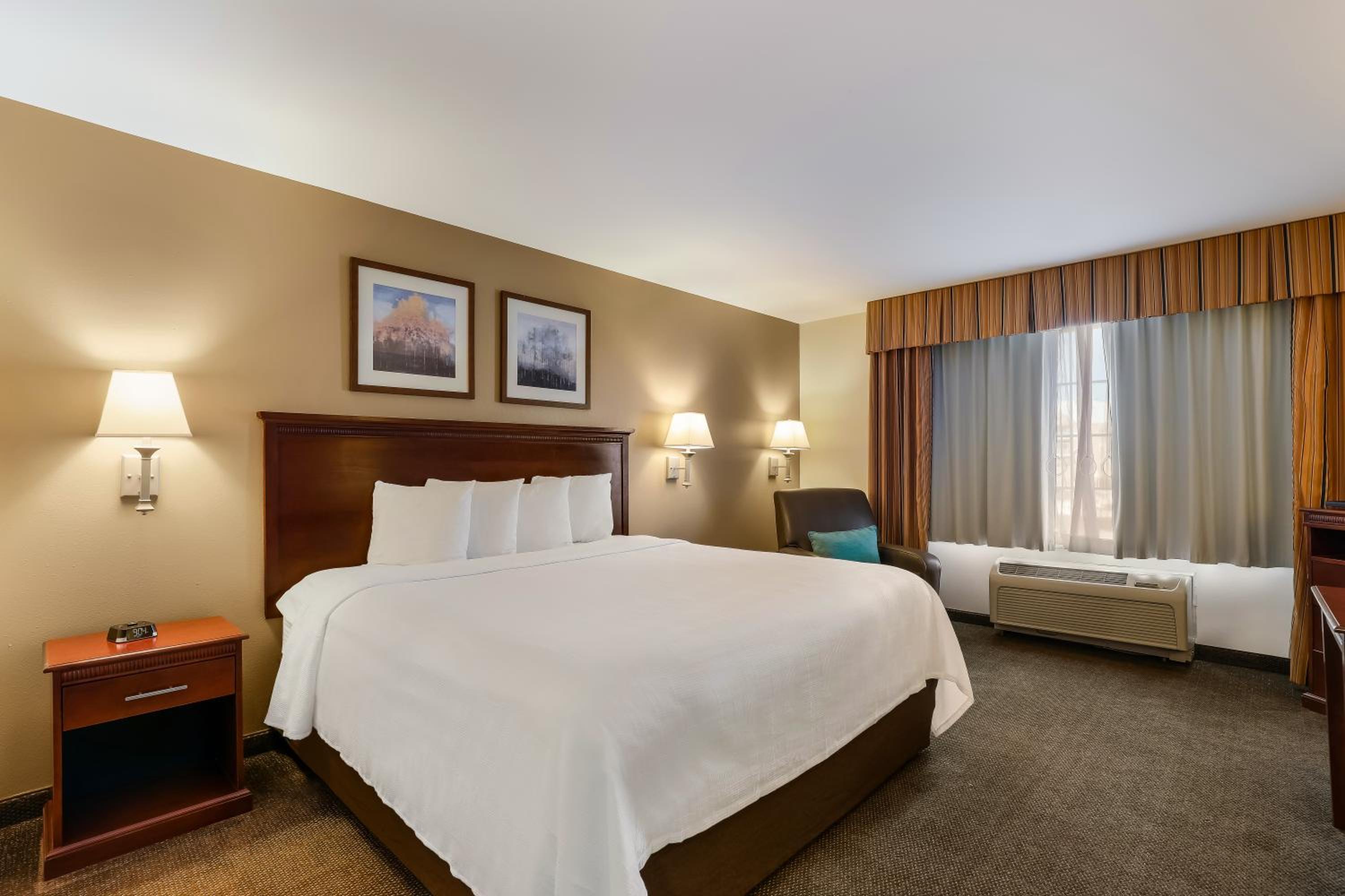 Efficiency One Room Suite with Tub - Disability Access/Non Smoking/Interior Hall - Photo 1