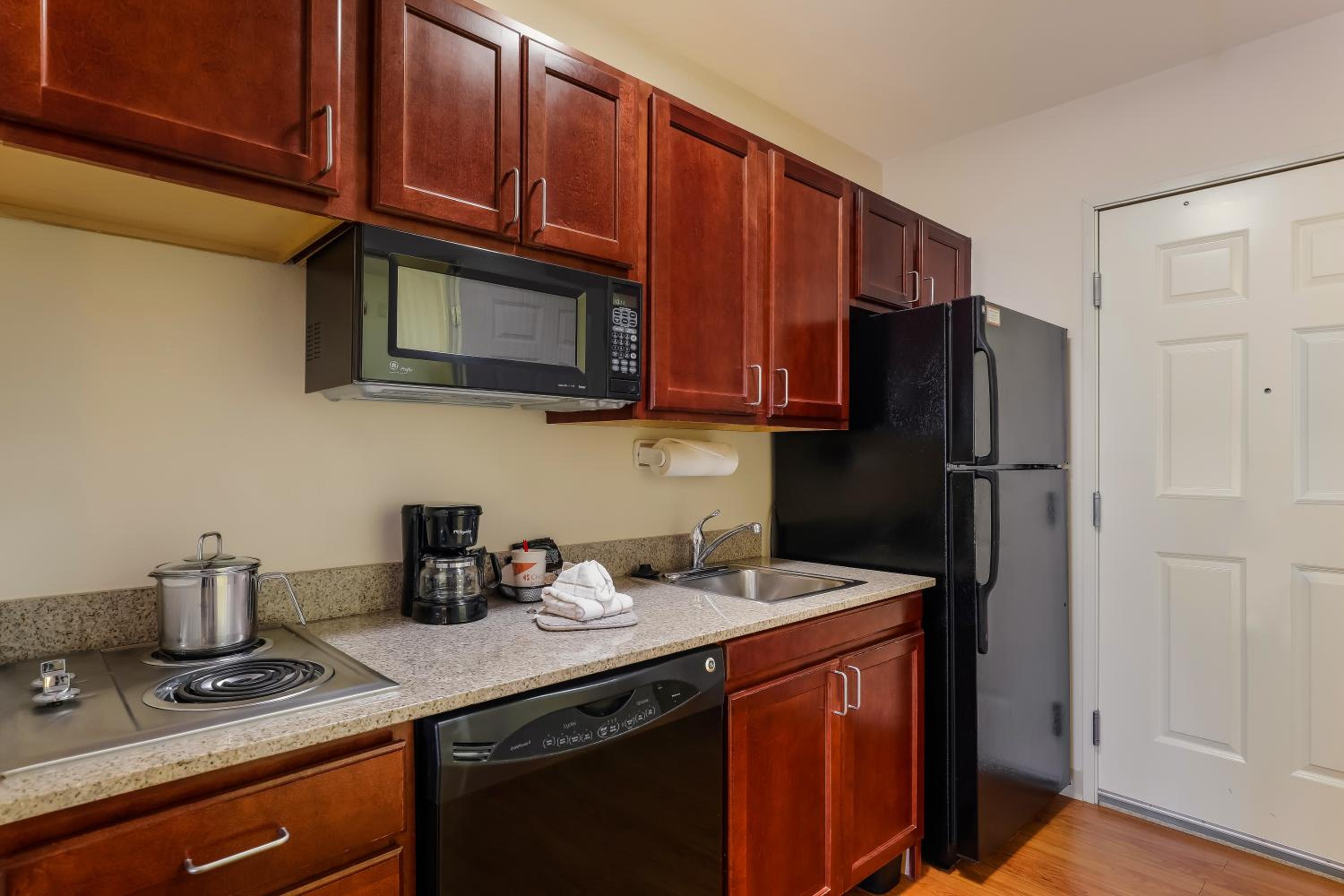 Efficiency One Room King Suite - Non Smoking - Photo 4