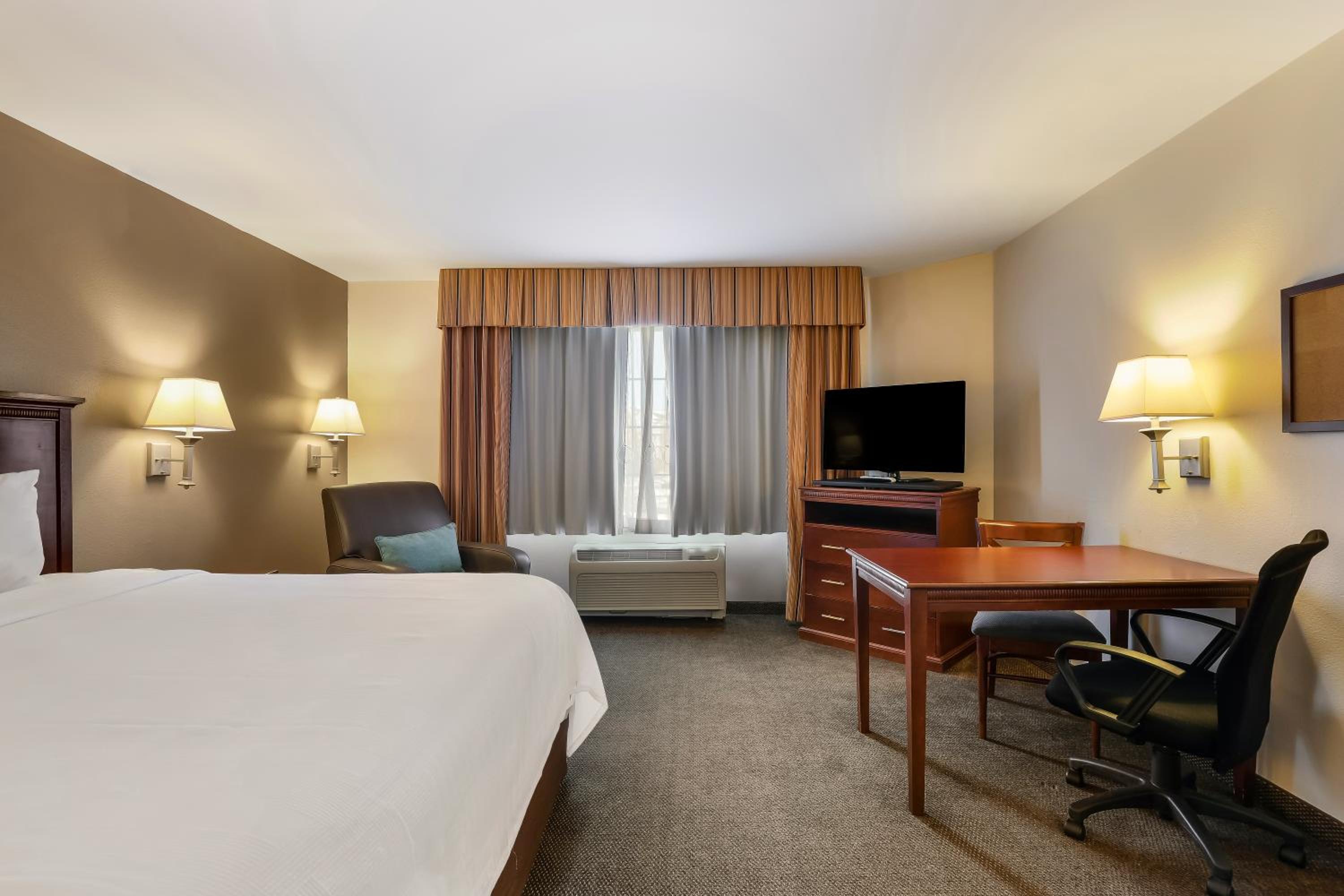 Efficiency One Room King Suite - Non Smoking - Photo 2