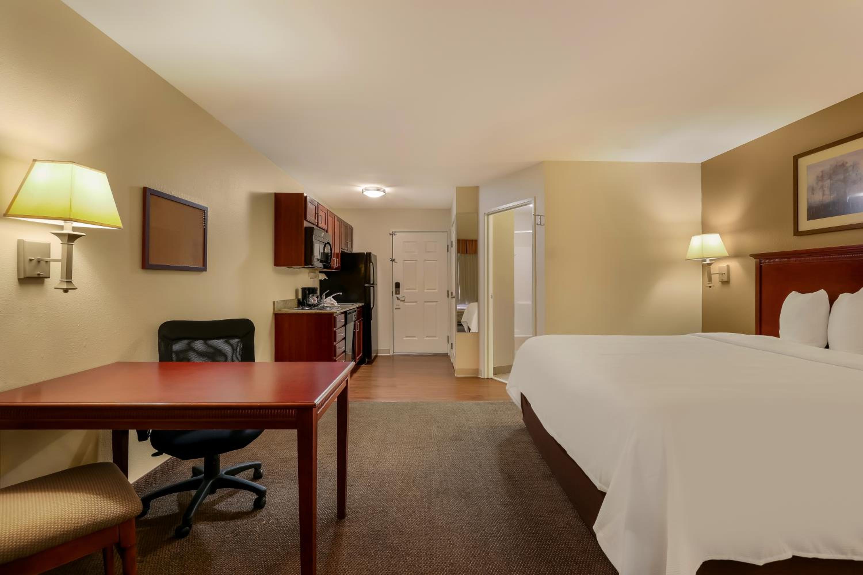 Efficiency One Room King Suite - Non Smoking - Photo 3