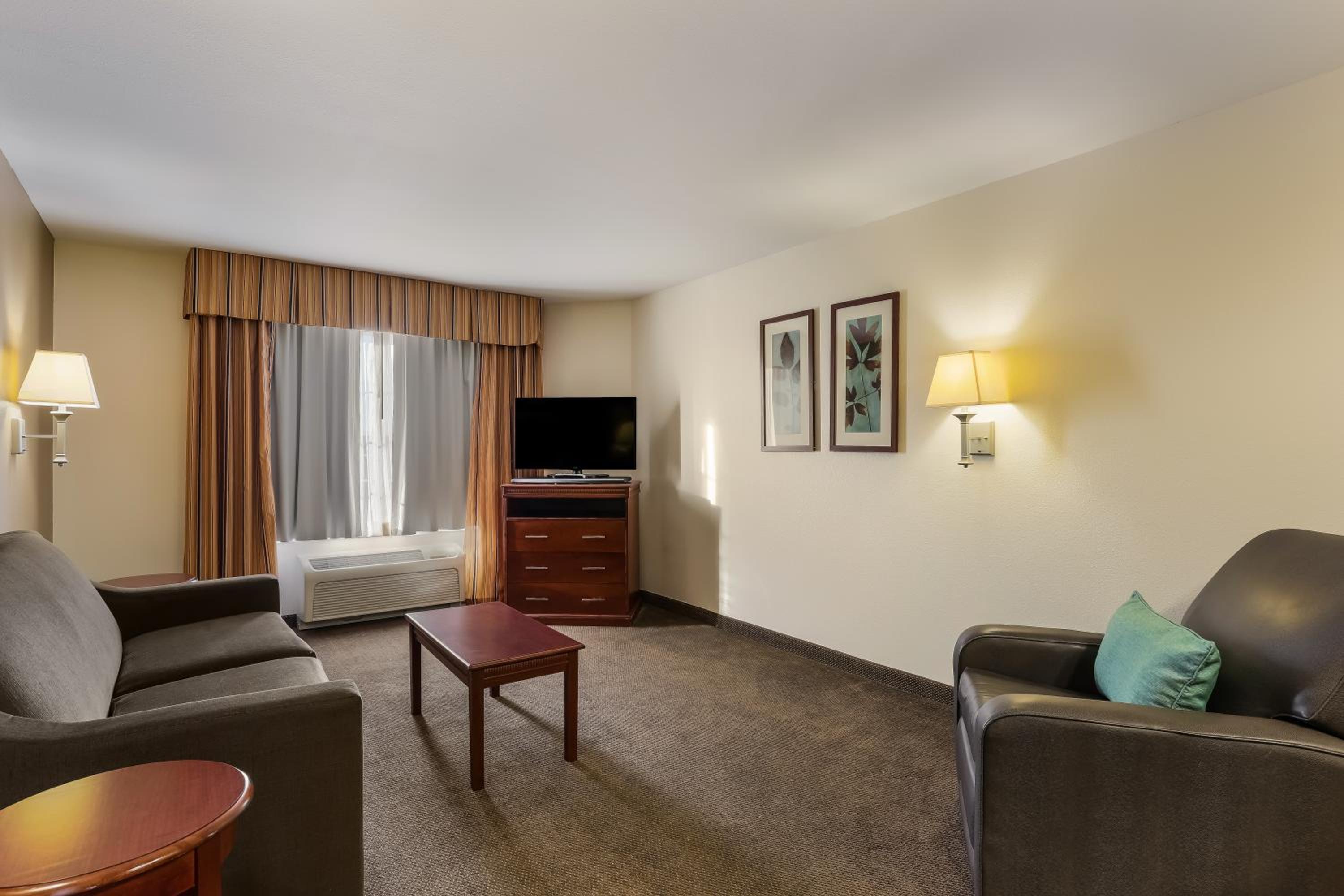Efficiency King Suite with Sofa bed - Non Smoking/Interior Hall - Photo 3