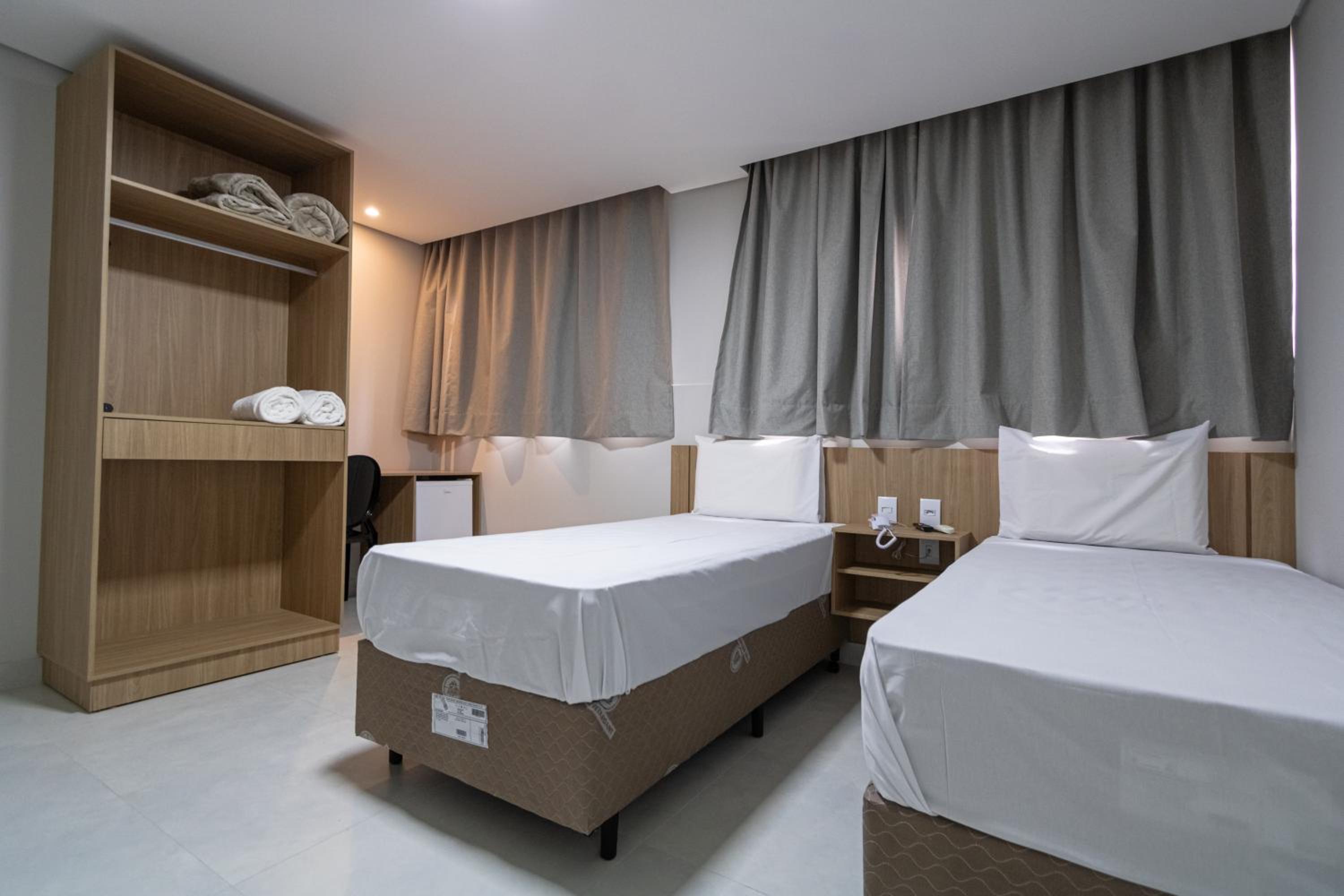 Large Twin Room - Photo 2