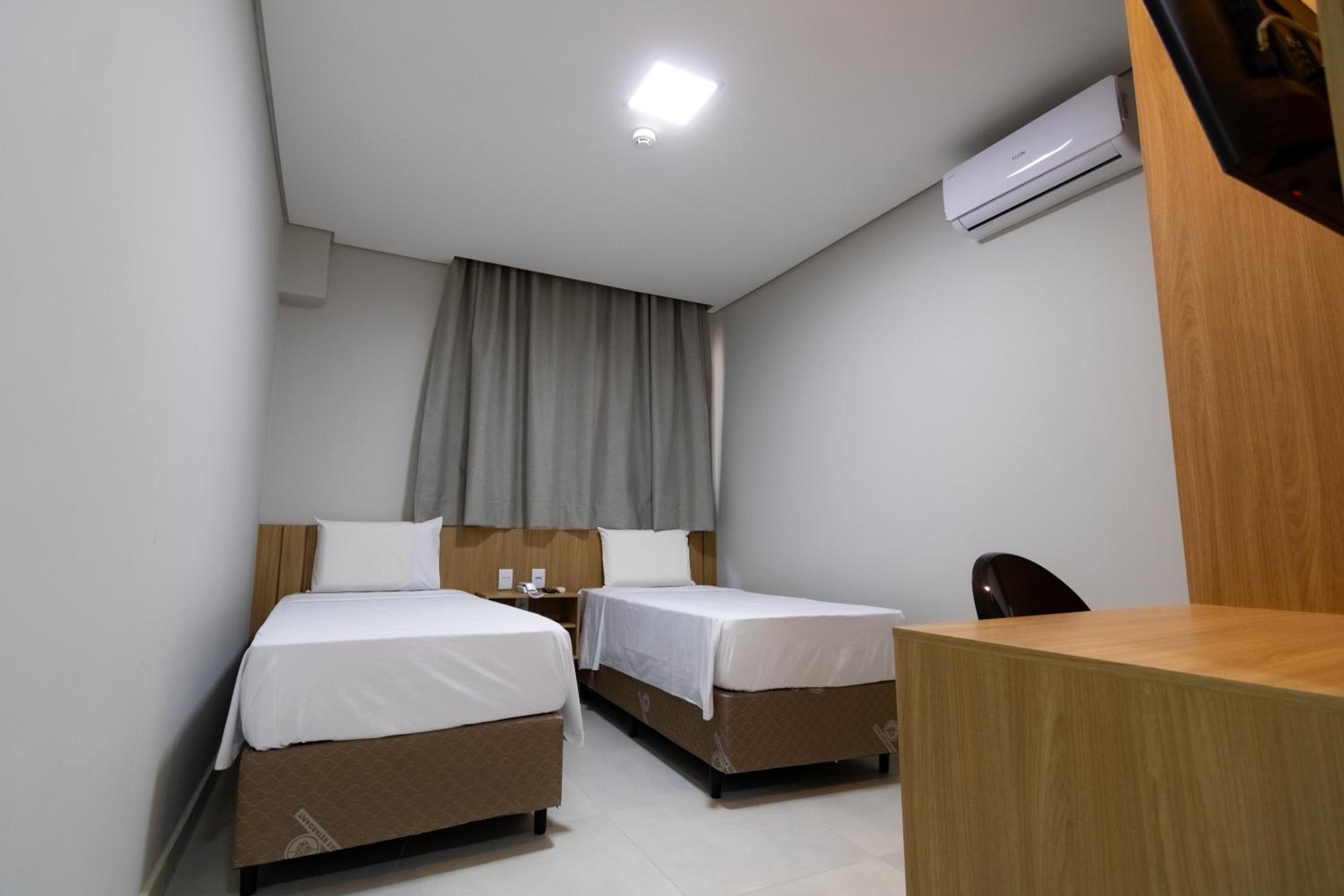 Large Twin Room - Photo 4