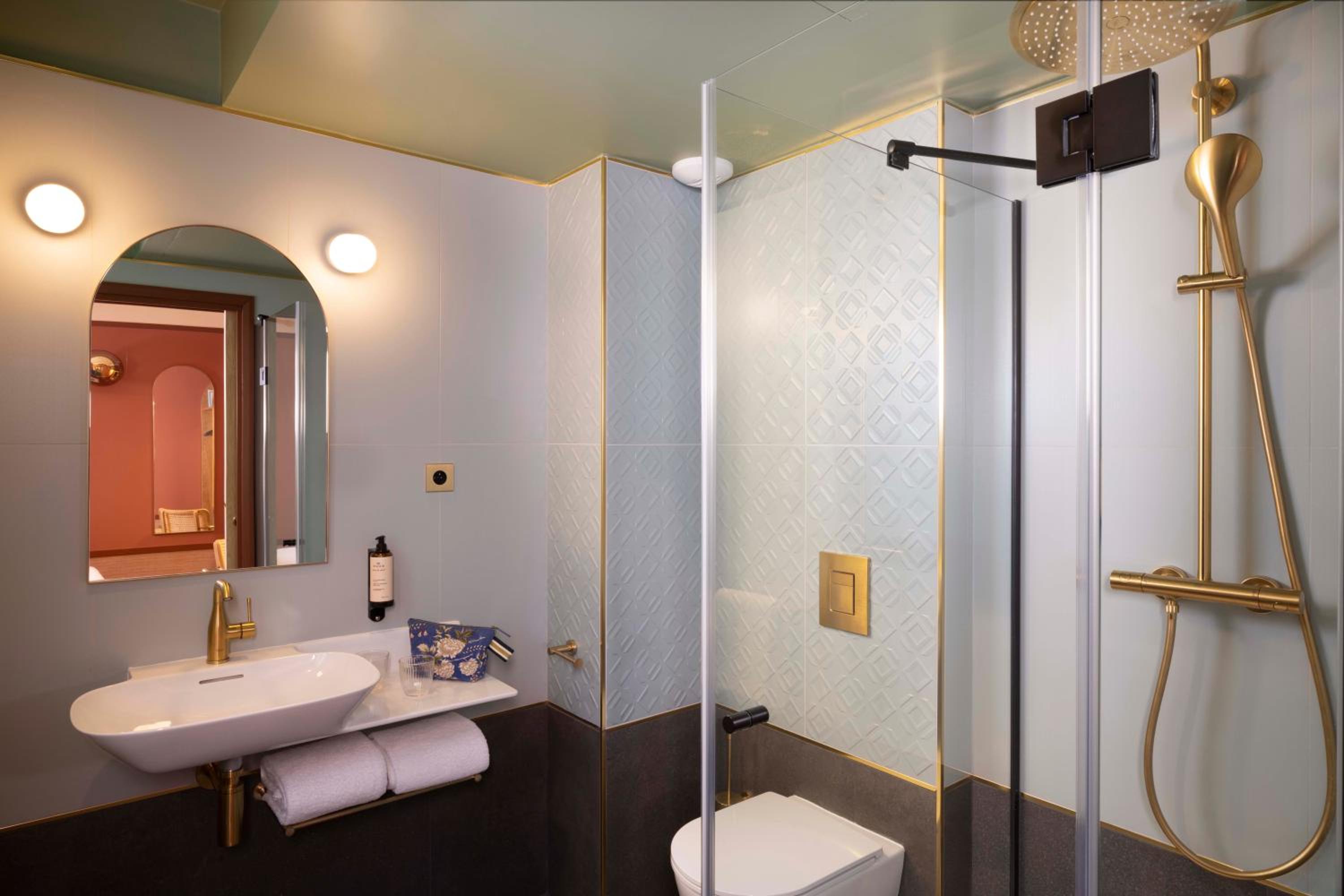 Comfort Queen Room photo 2