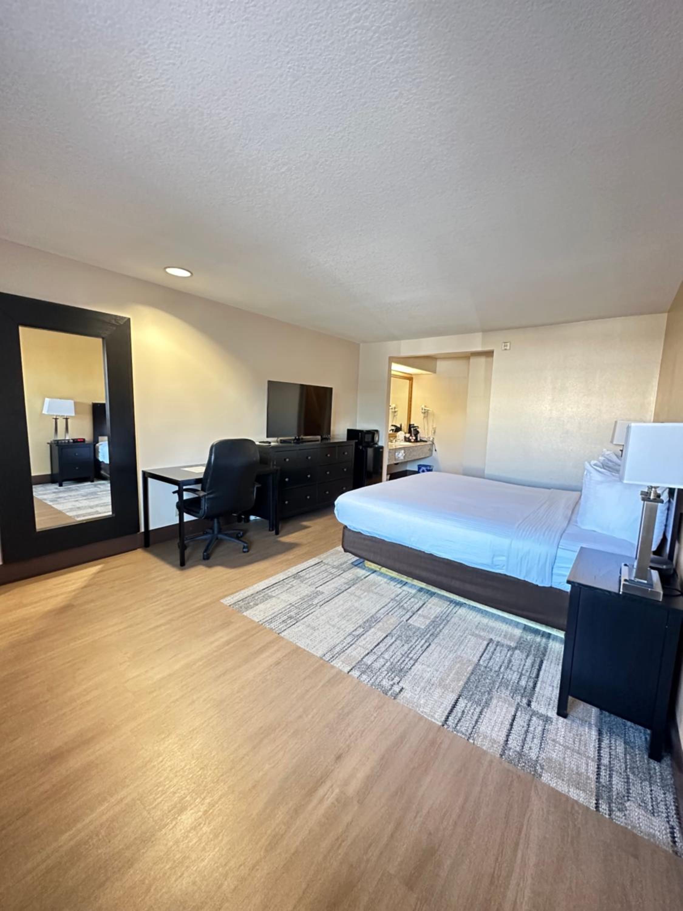 One King Size Bed - Photo 4