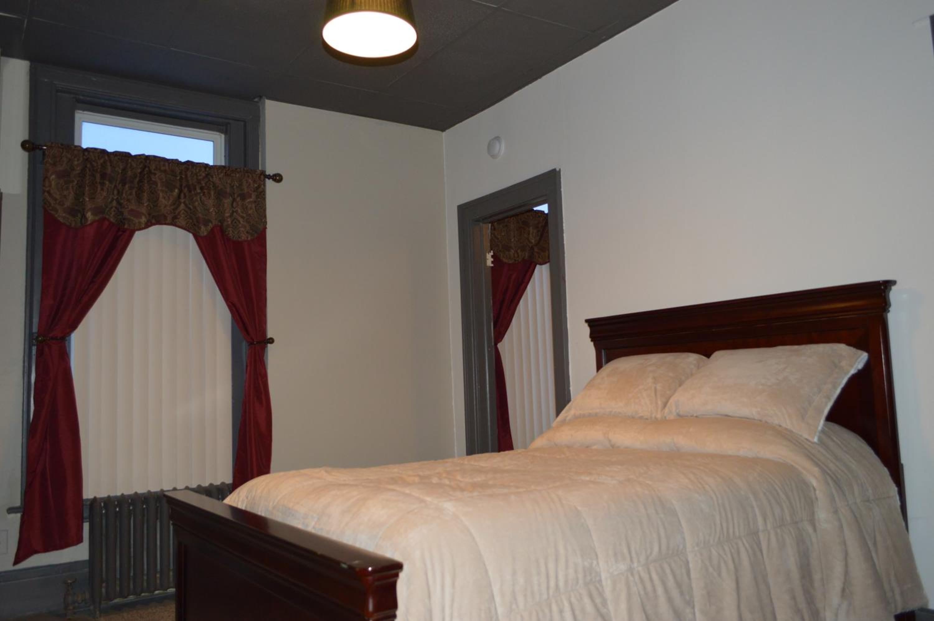 Queen Room photo 1
