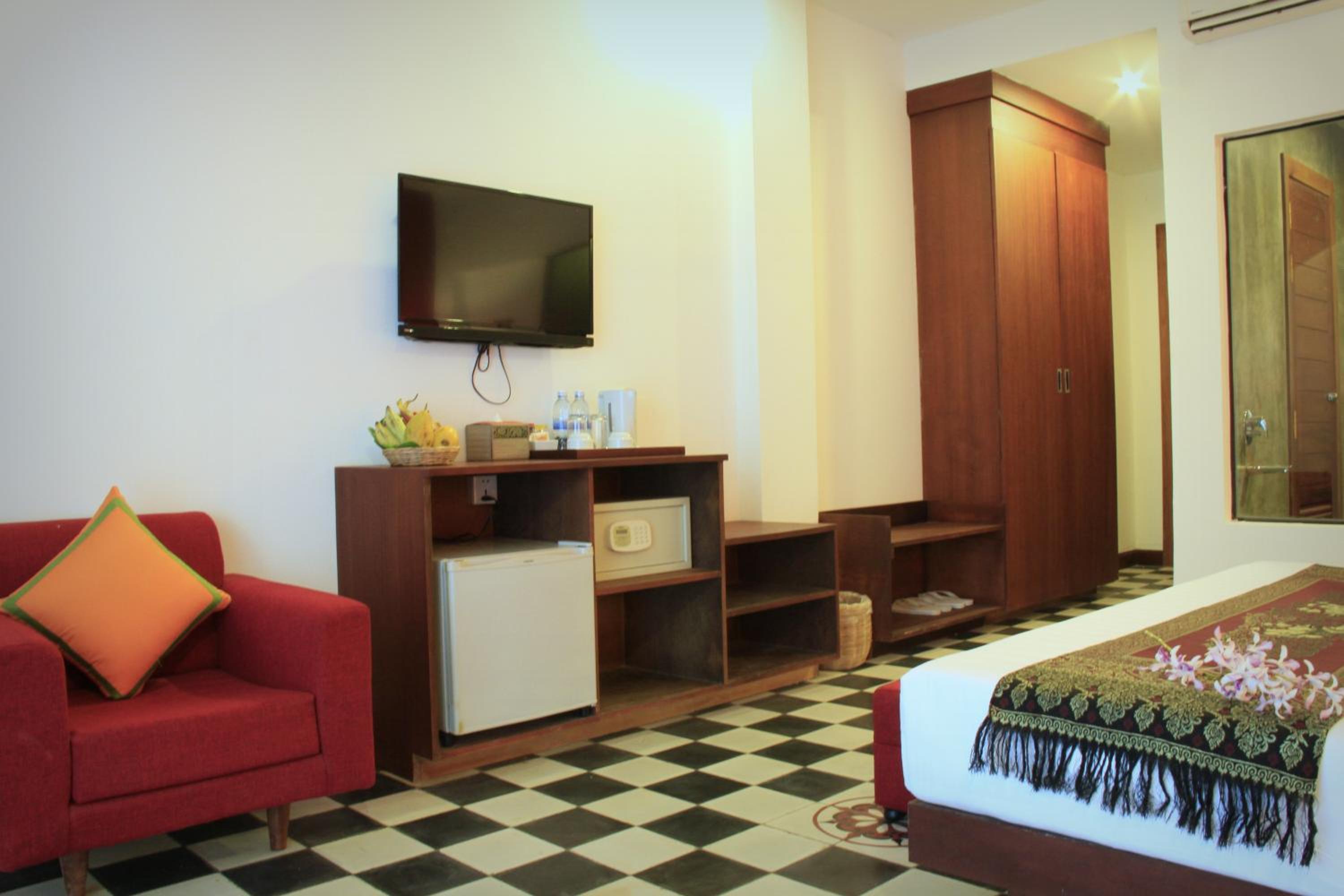 Deluxe Double Room with Balcony - Photo 3