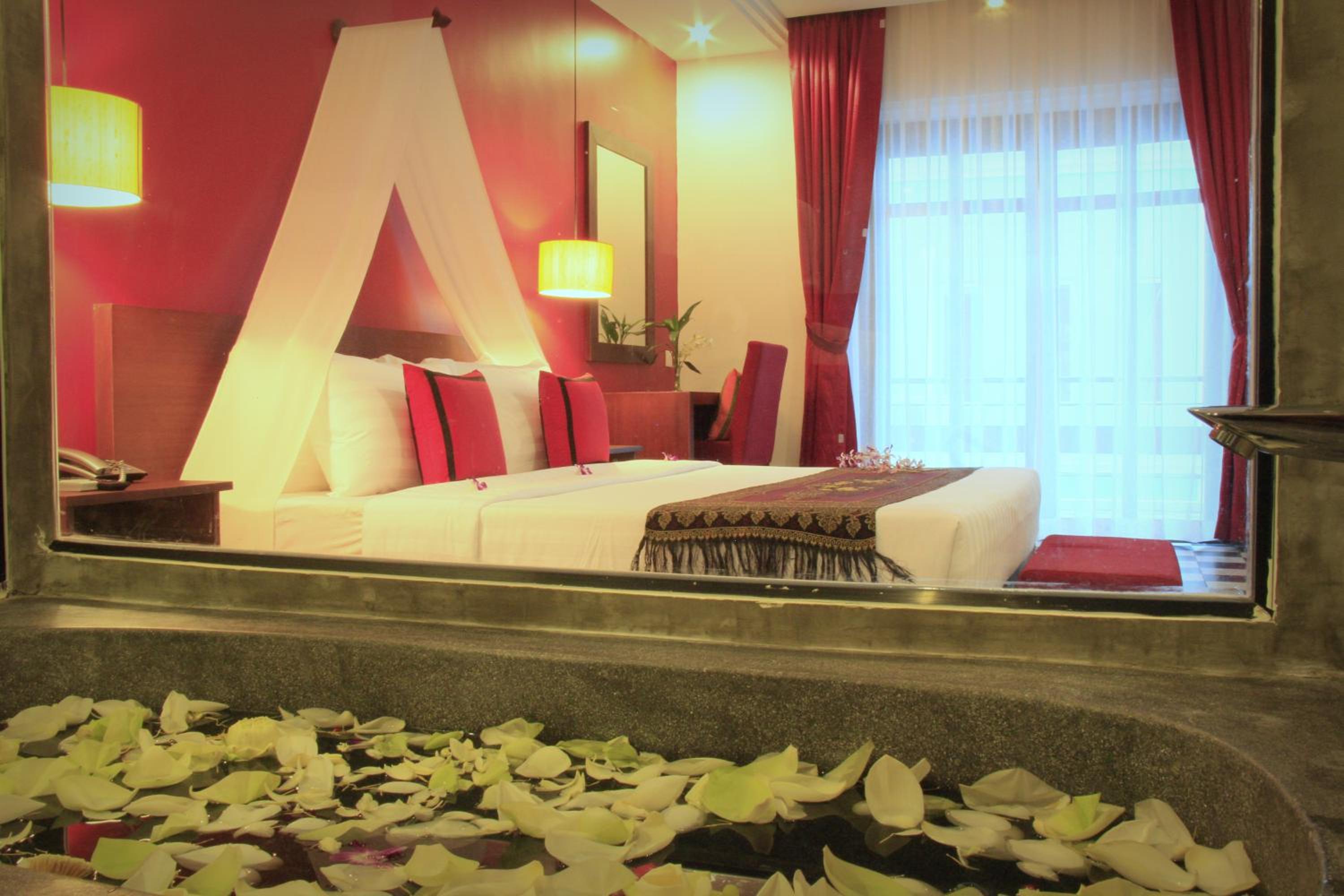 Deluxe Double Room with Balcony - Photo 8