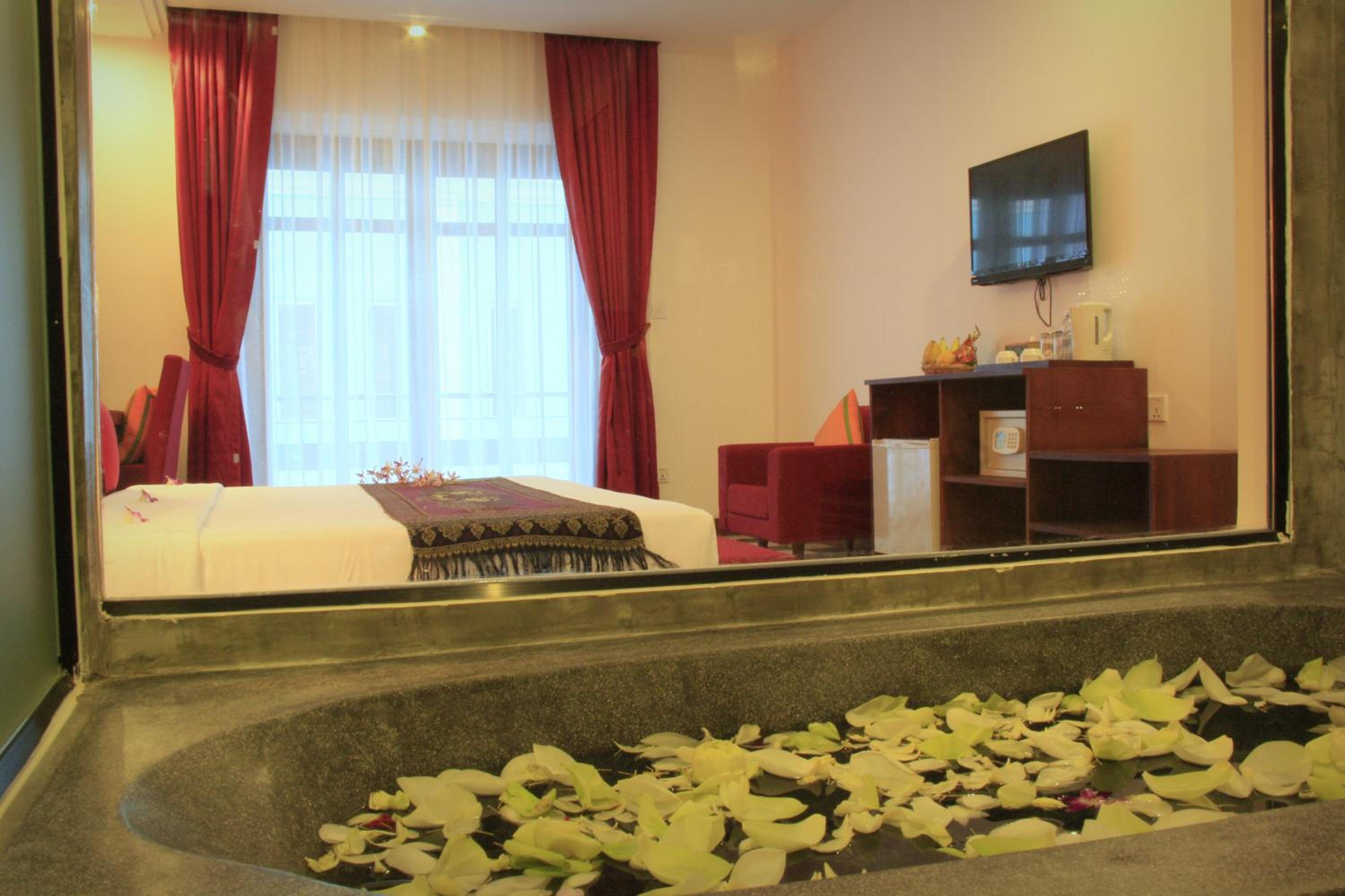 Deluxe Double Room with Balcony - Photo 7