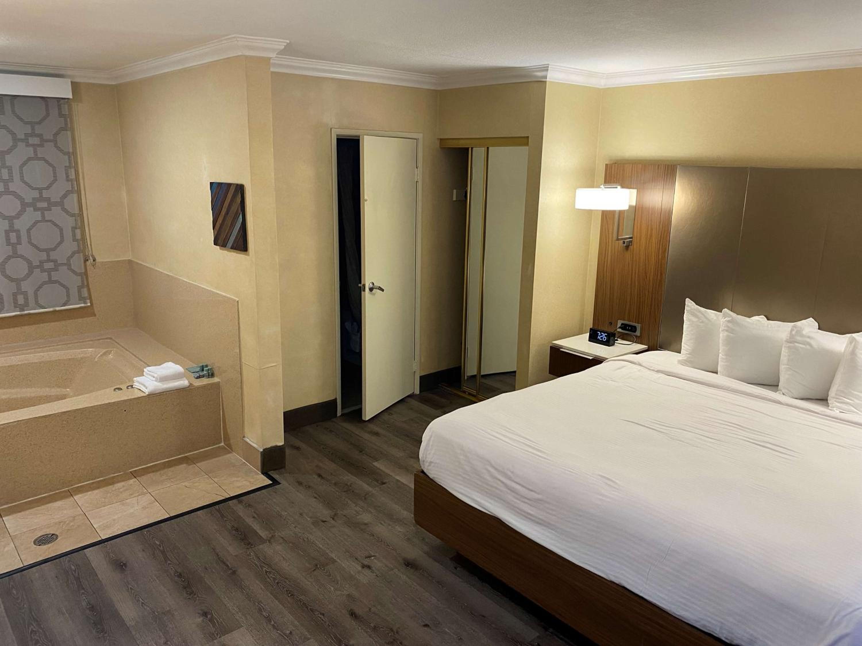 King Room with Spa Bath - Lower Level/Non-Smoking photo 1