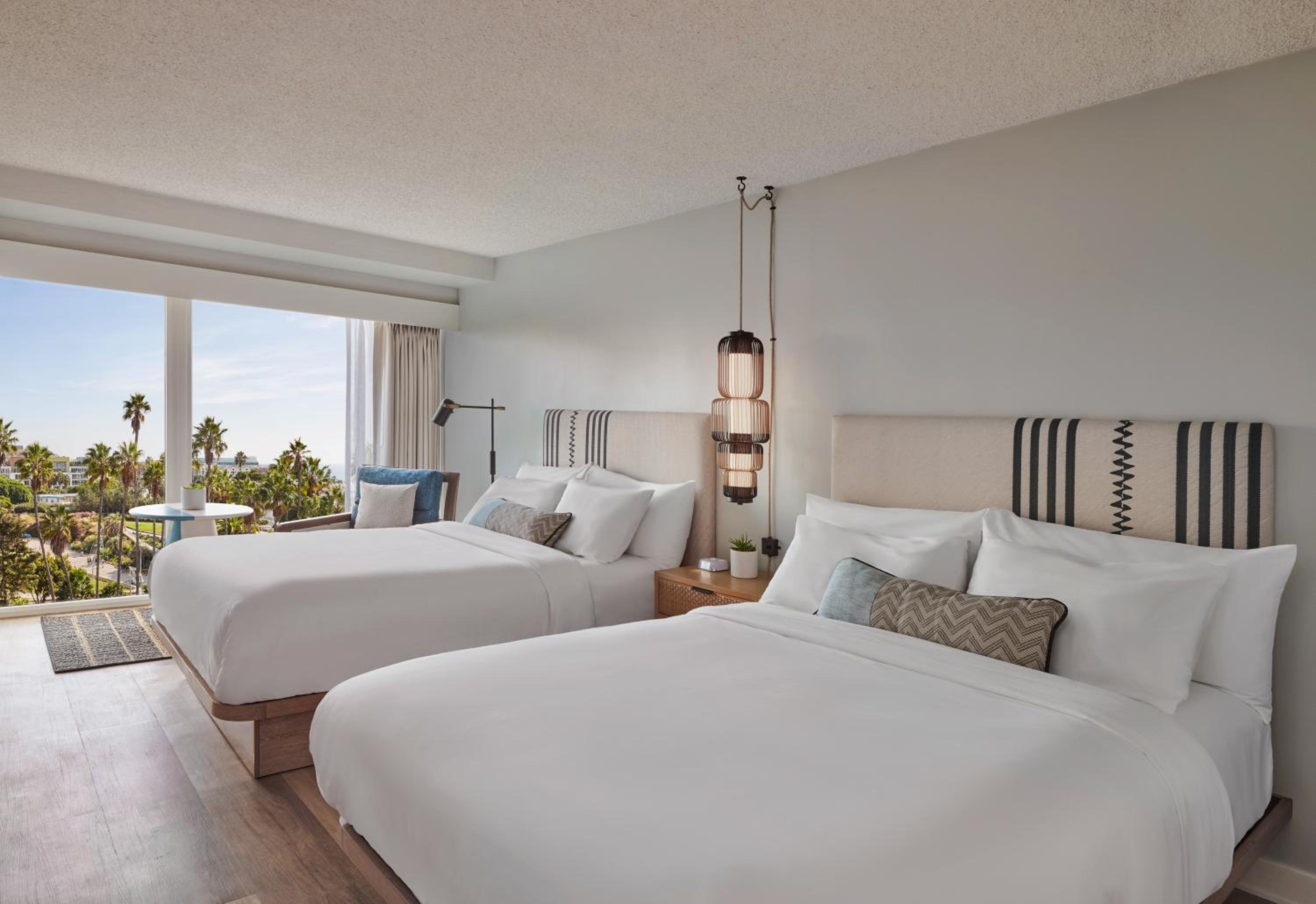 Standard Queen Room with Two Queen Beds thumbnail 6