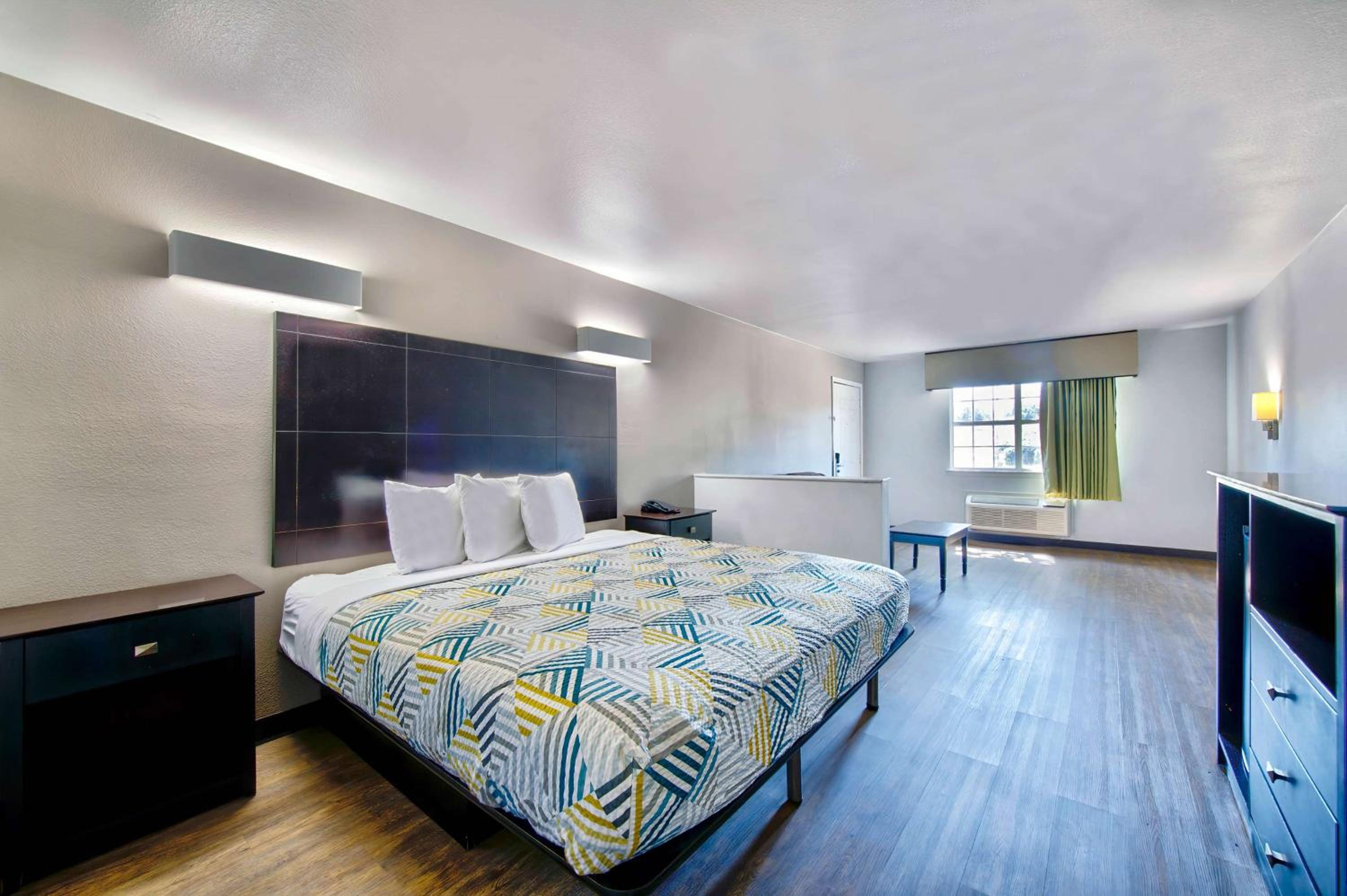 King Room - Non-Smoking - Photo 1