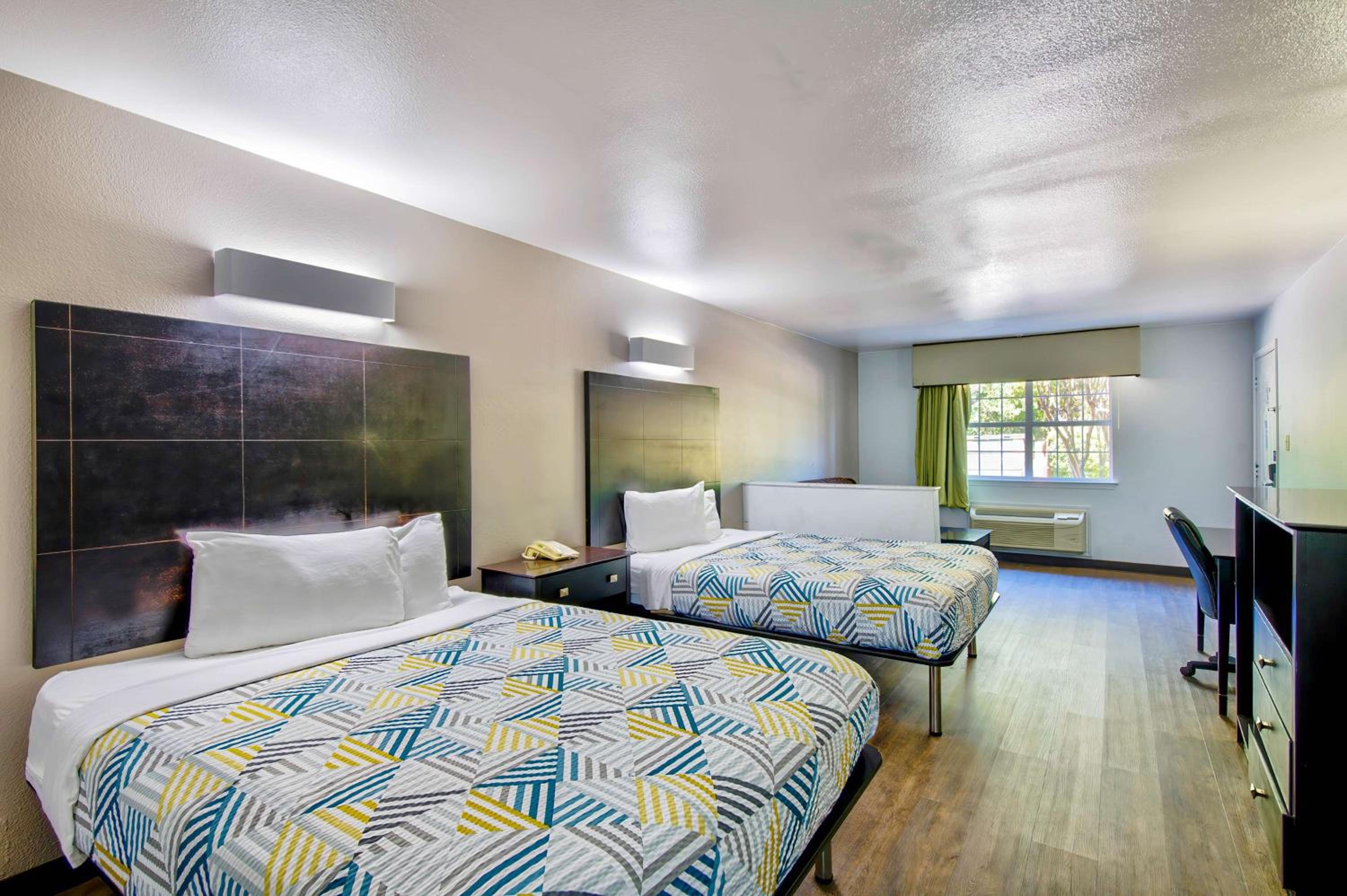 Queen Room with Two Queen Beds - Non-Smoking - Photo 1