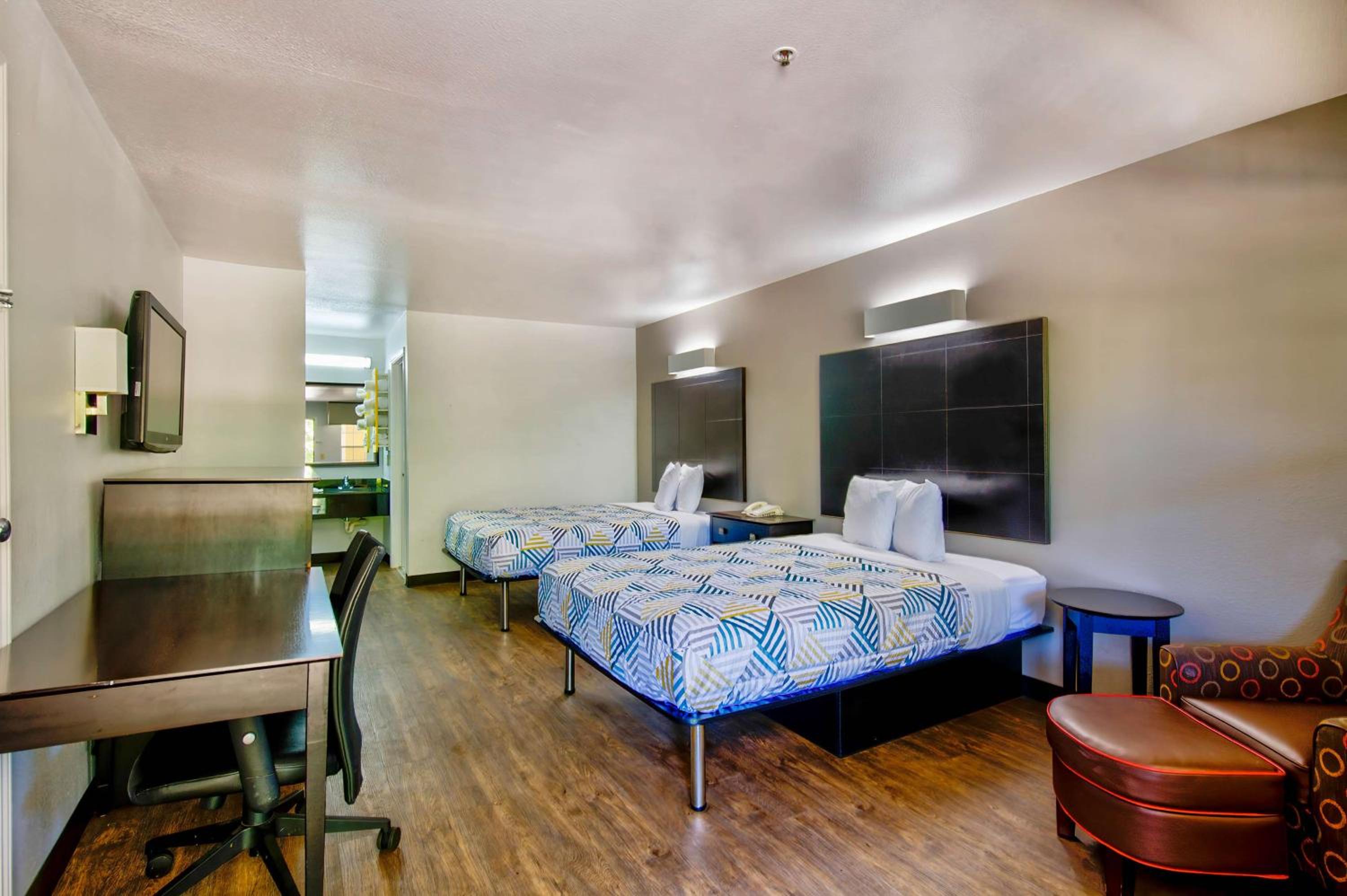 Queen Room with Two Queen Beds - Non-Smoking - Photo 3
