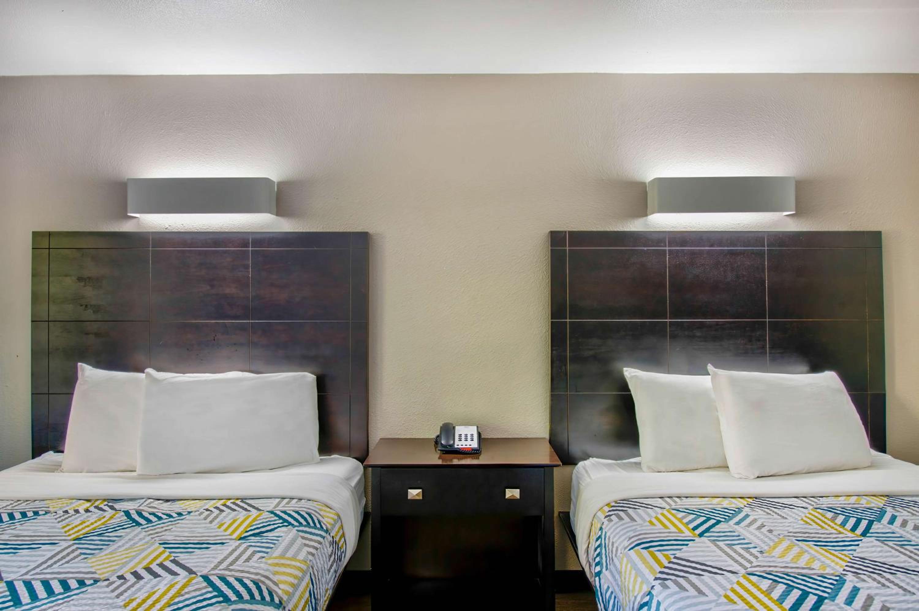 Queen Room with Two Queen Beds - Disability Access - Non-Smoking - Photo 5