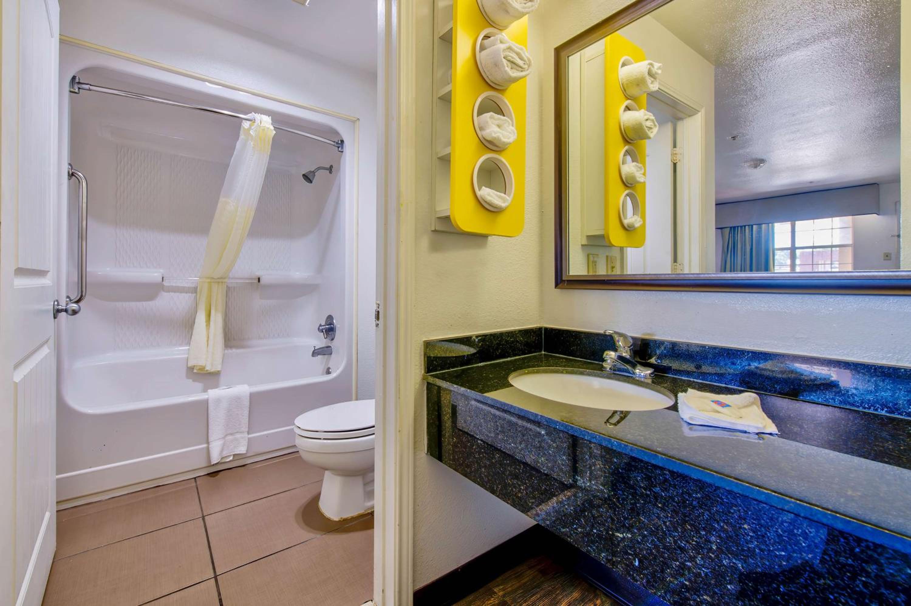 King Room - Non-Smoking - Photo 3