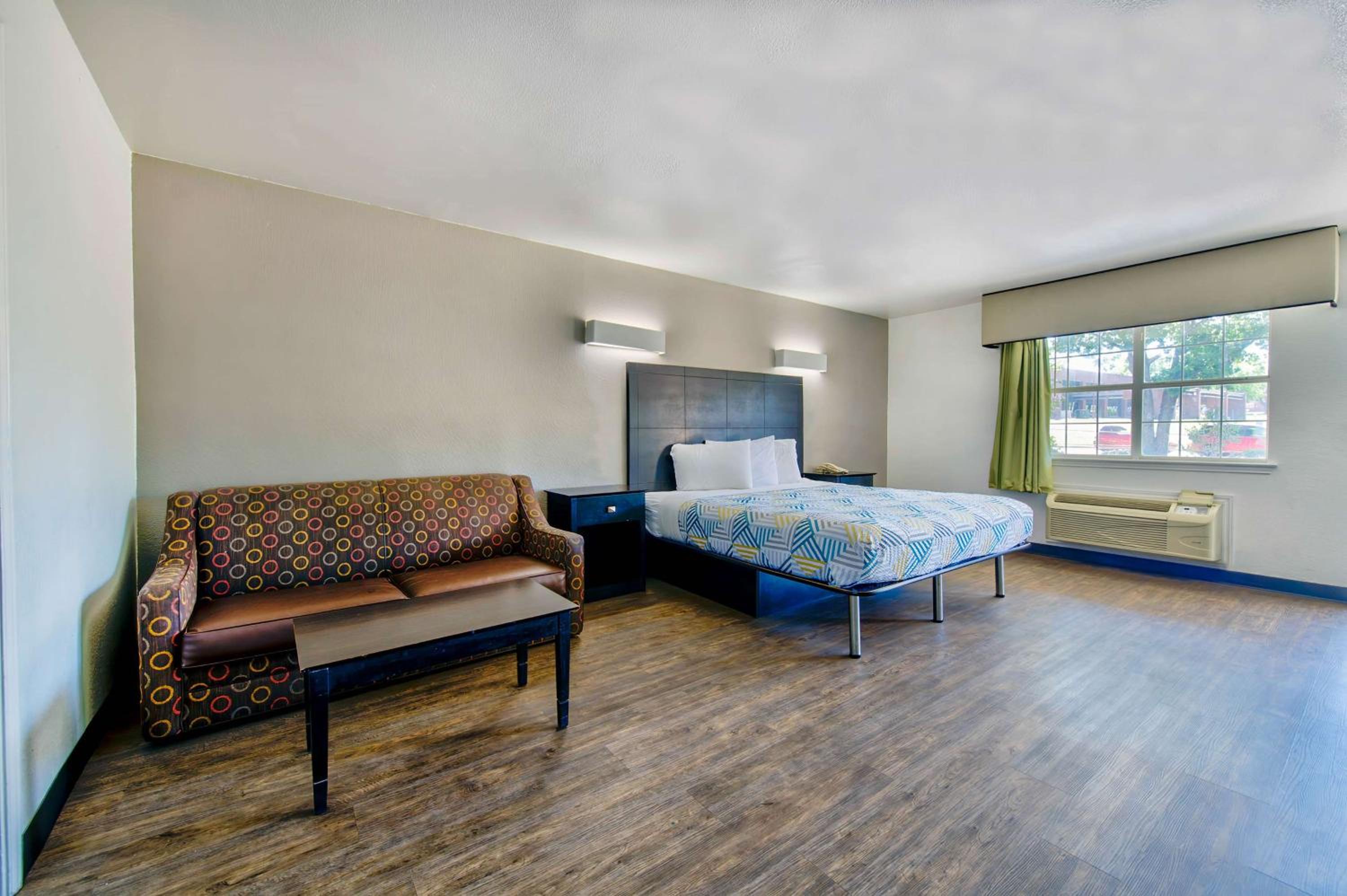 King Room - Non-Smoking - Photo 2