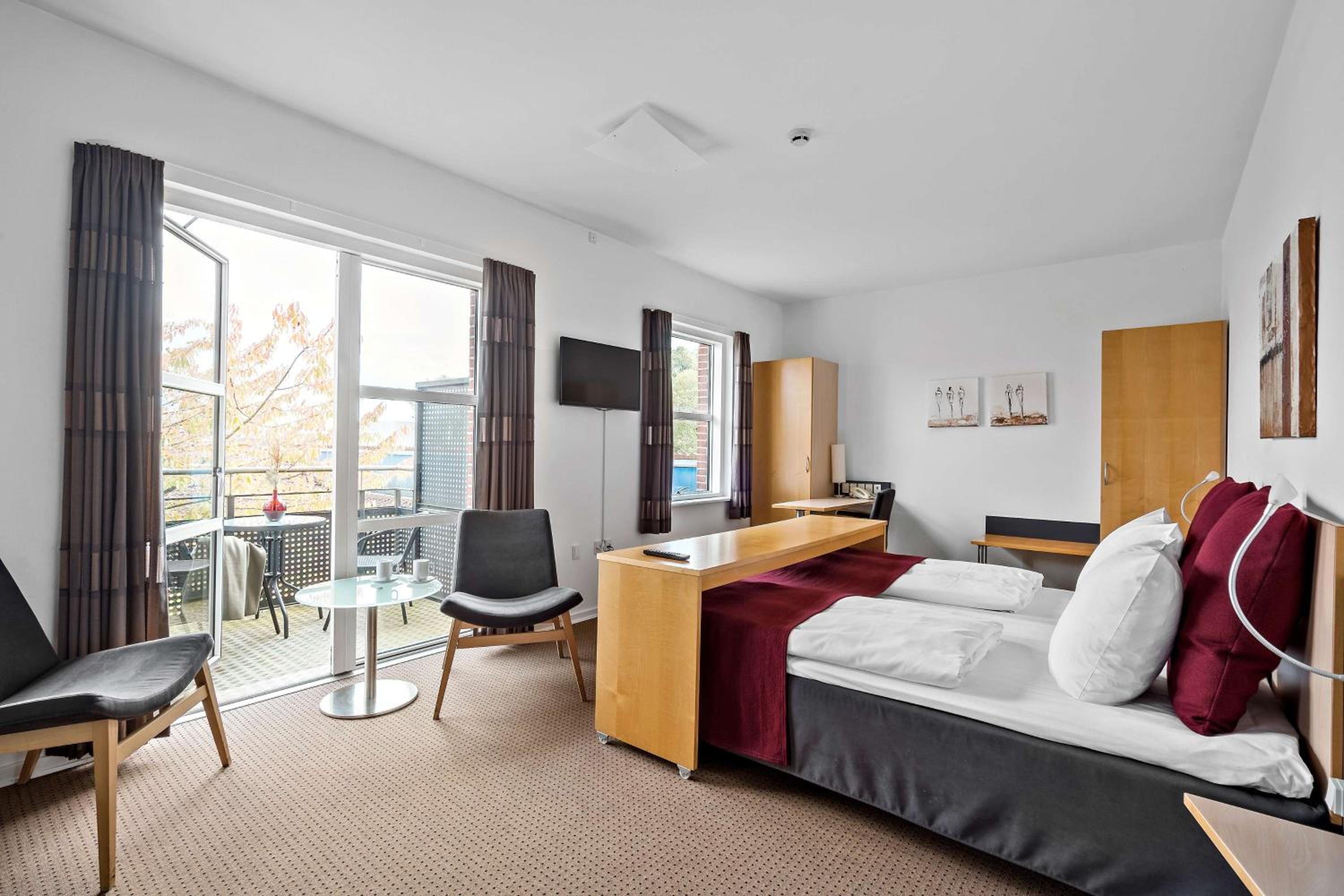 Junior Suite with King Bed and Whirlpool - Balcony/Non-Smoking - Photo 1