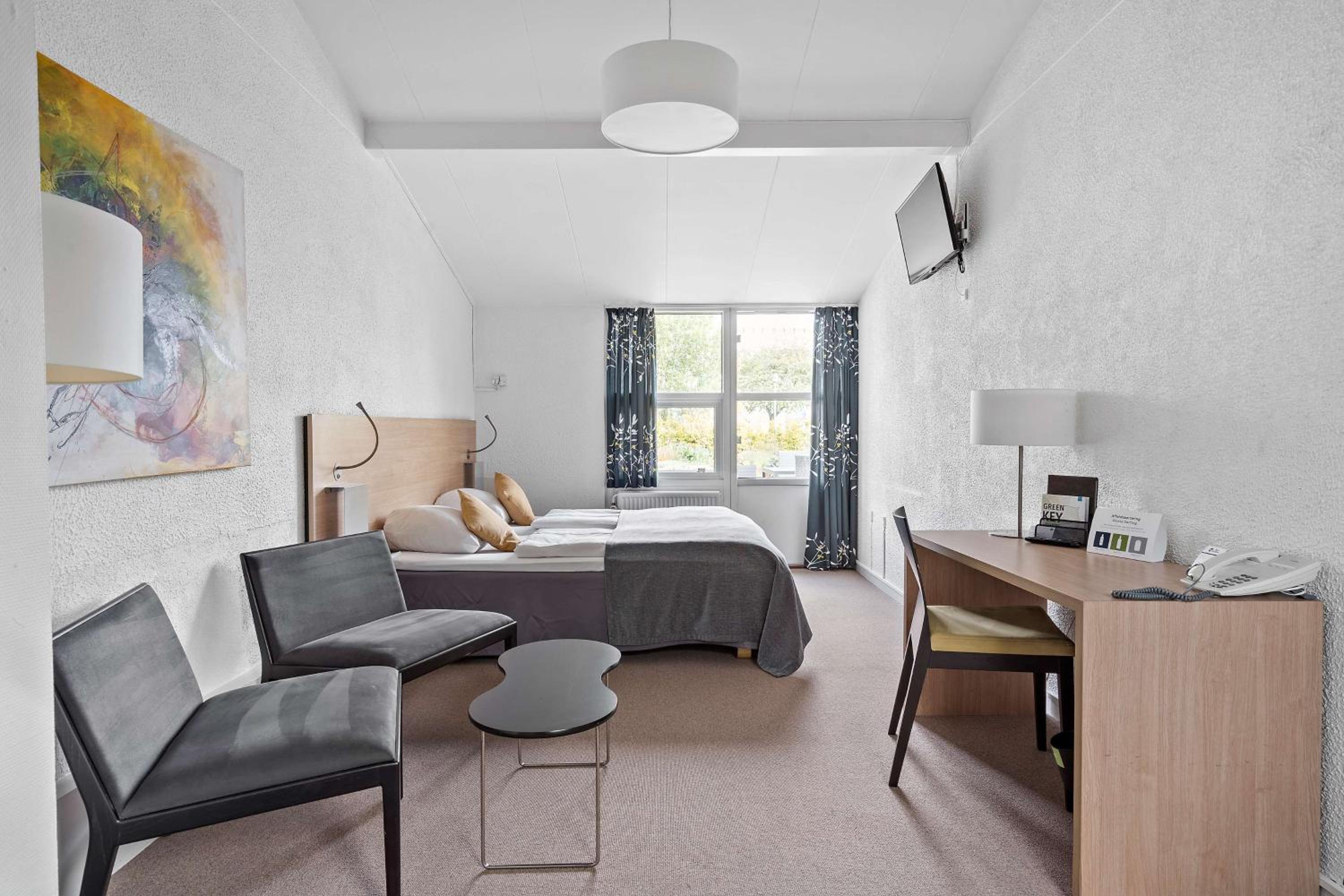 Standard Double Room with Walk-In Shower - Disability Access/Non-Smoking - Photo 1