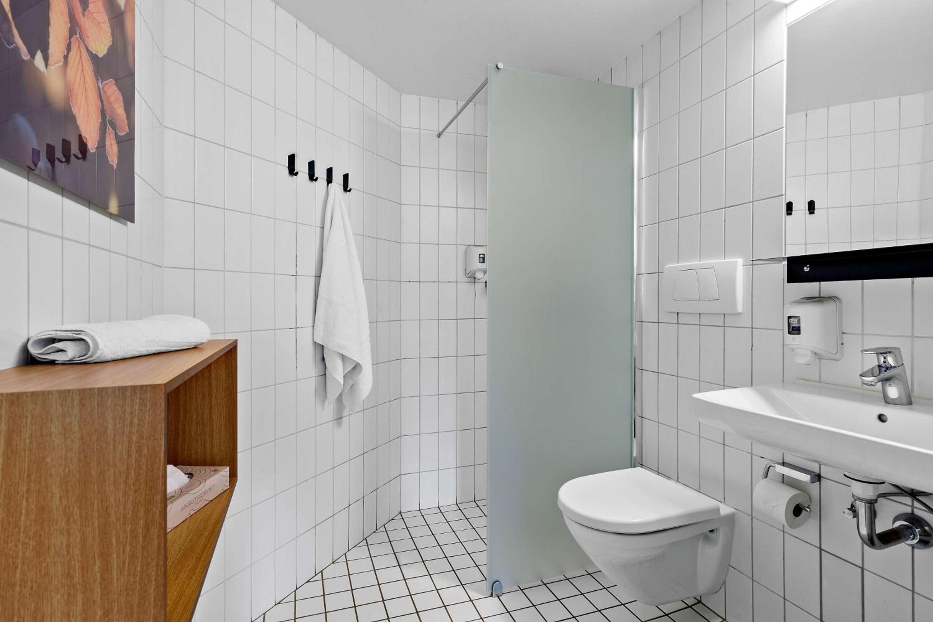 Standard Double Room with Walk-In Shower - Disability Access/Non-Smoking - Photo 3