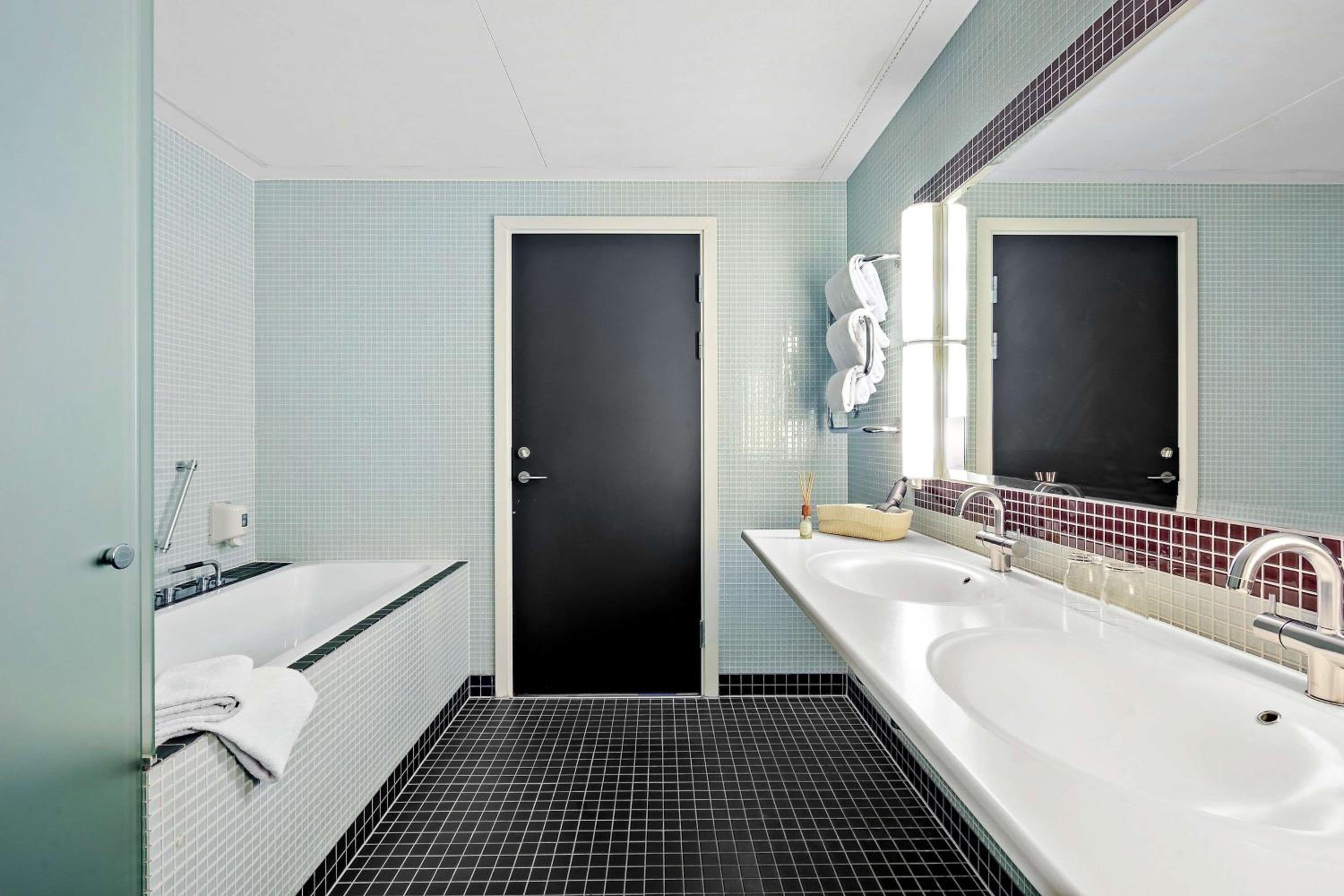 Junior Suite with King Bed and Whirlpool - Balcony/Non-Smoking - Photo 6