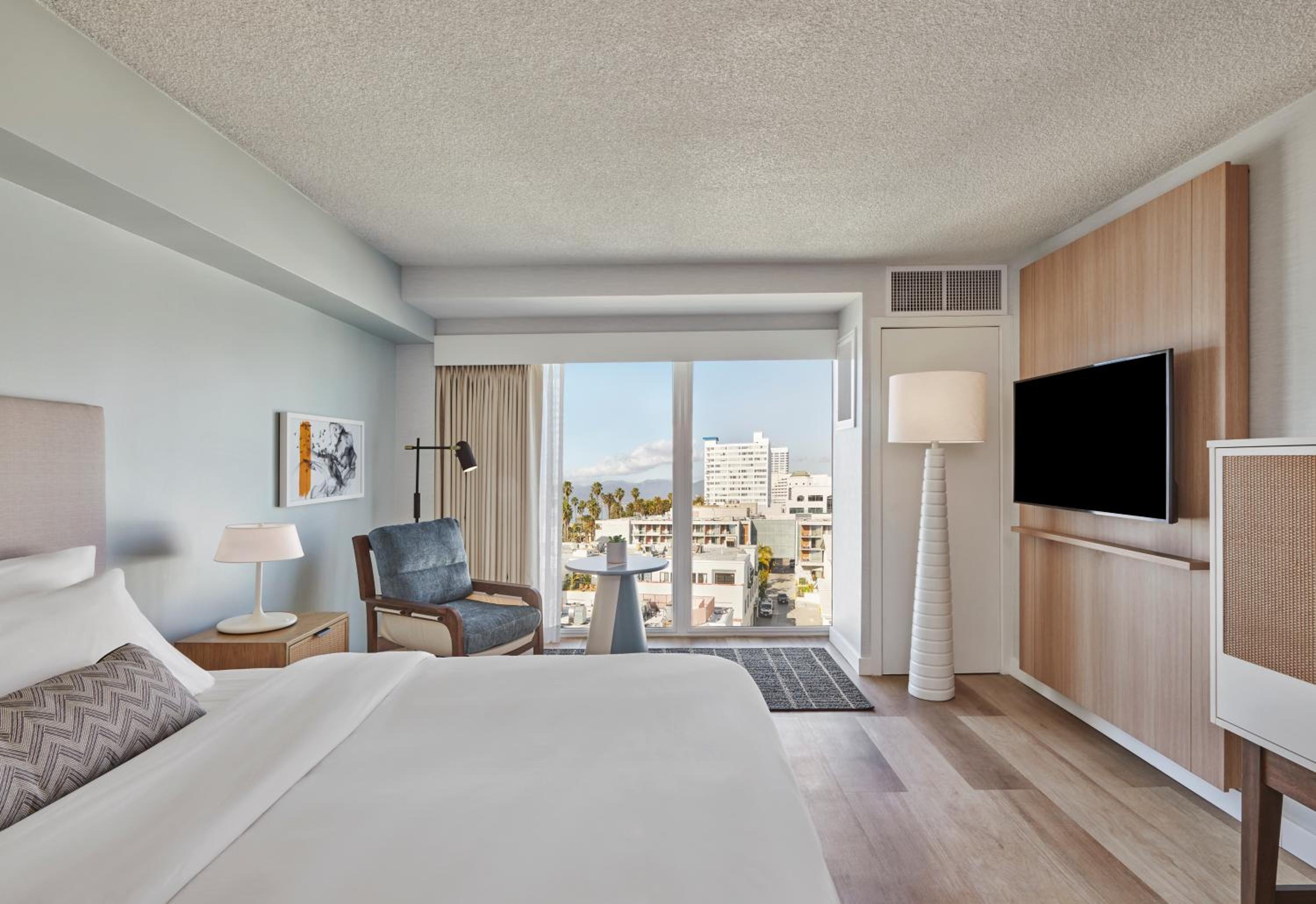 King Room with One King Bed (Non Smoking) (Accessible)
