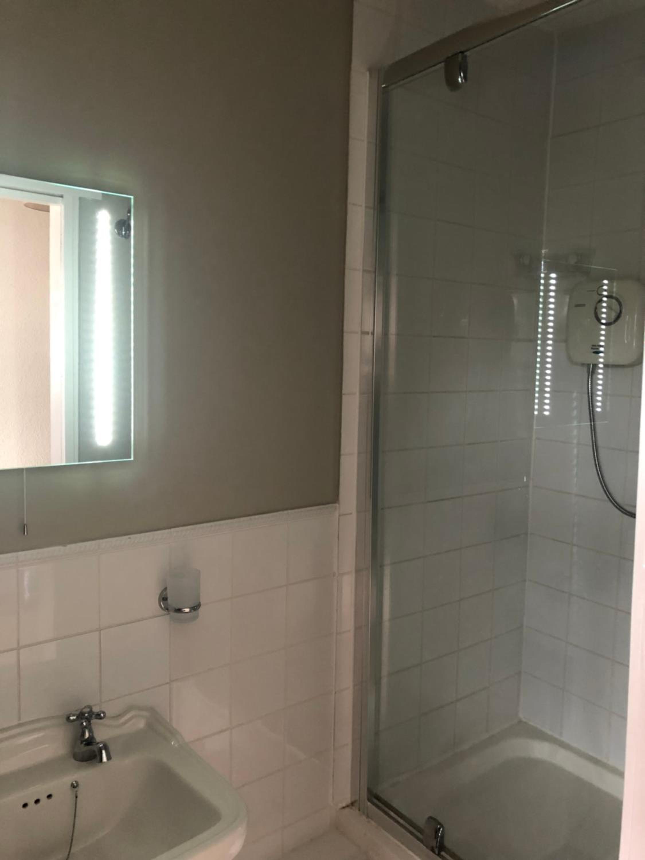 Single Room with Bathroom photo 2