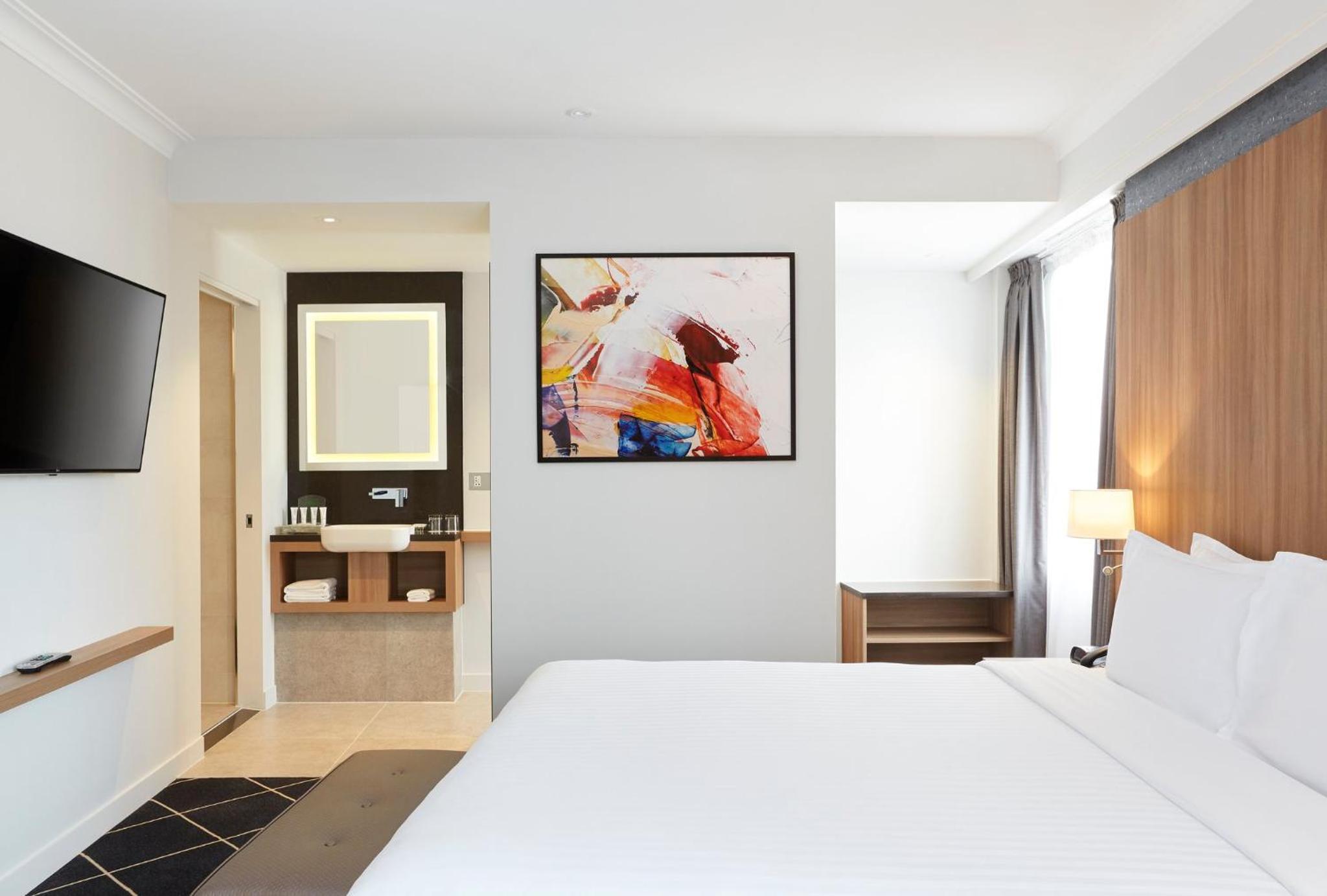 Executive Suite - Photo 2