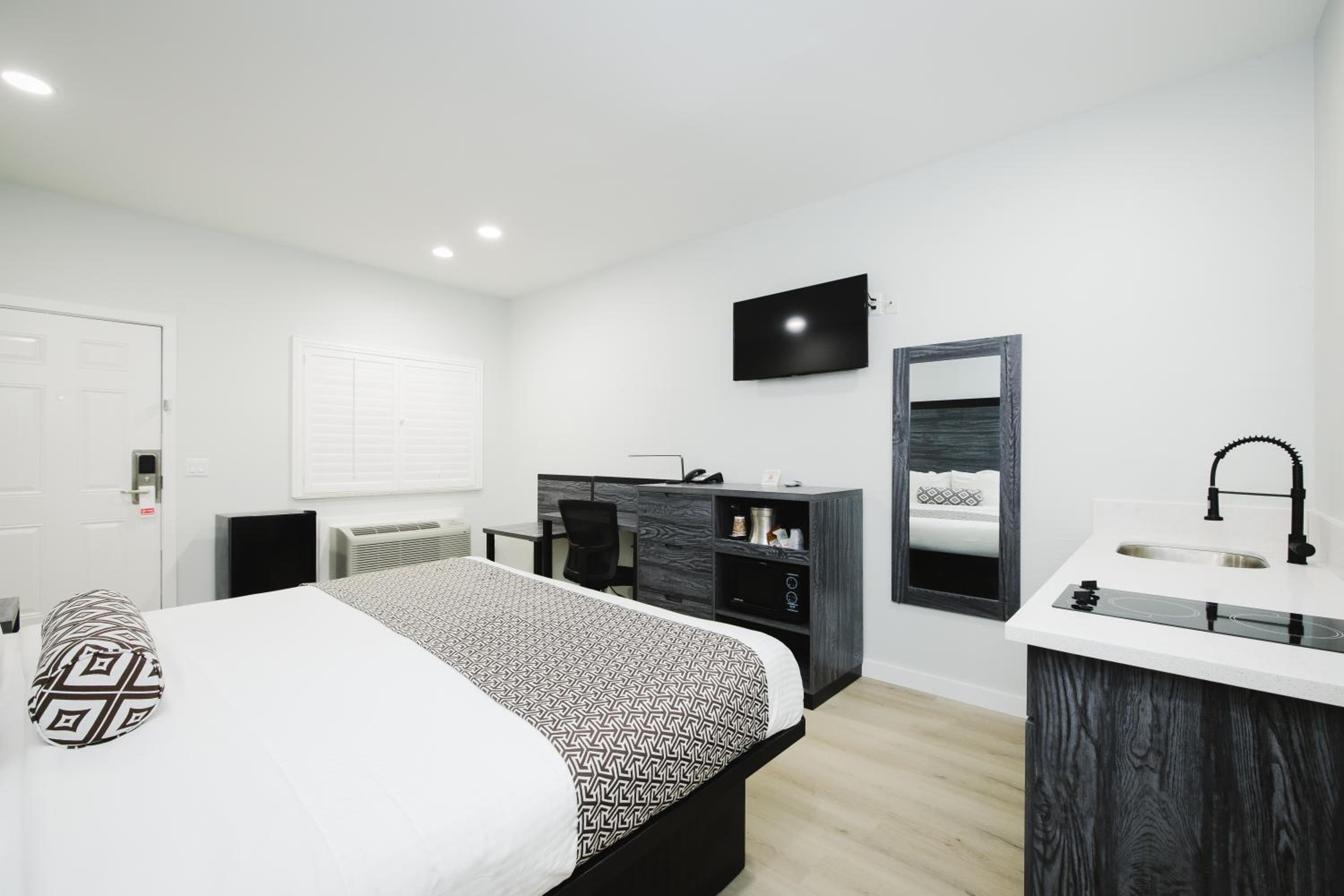 King Room with Kitchenette - Photo 19