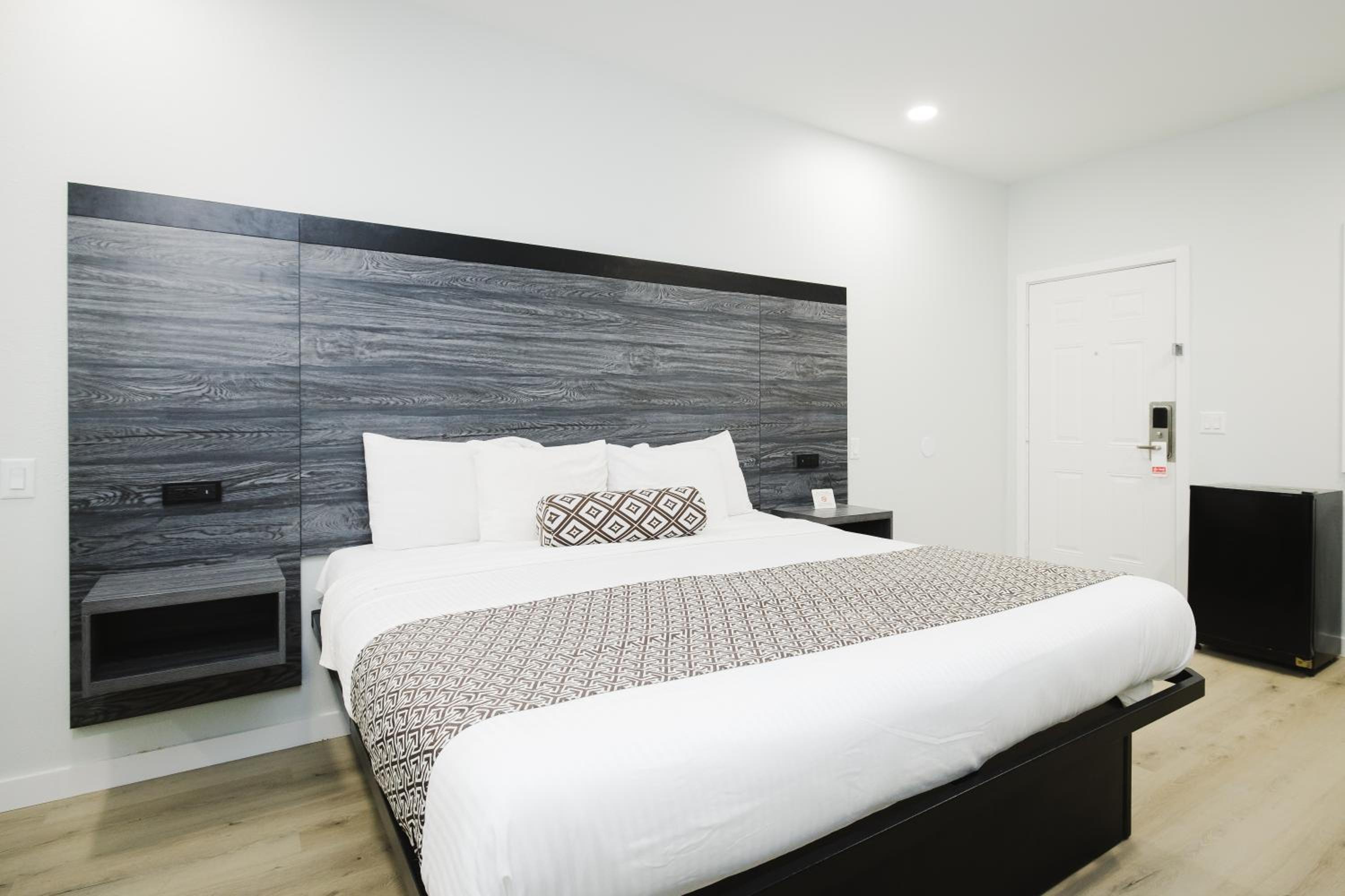 King Room with Kitchenette - Photo 18