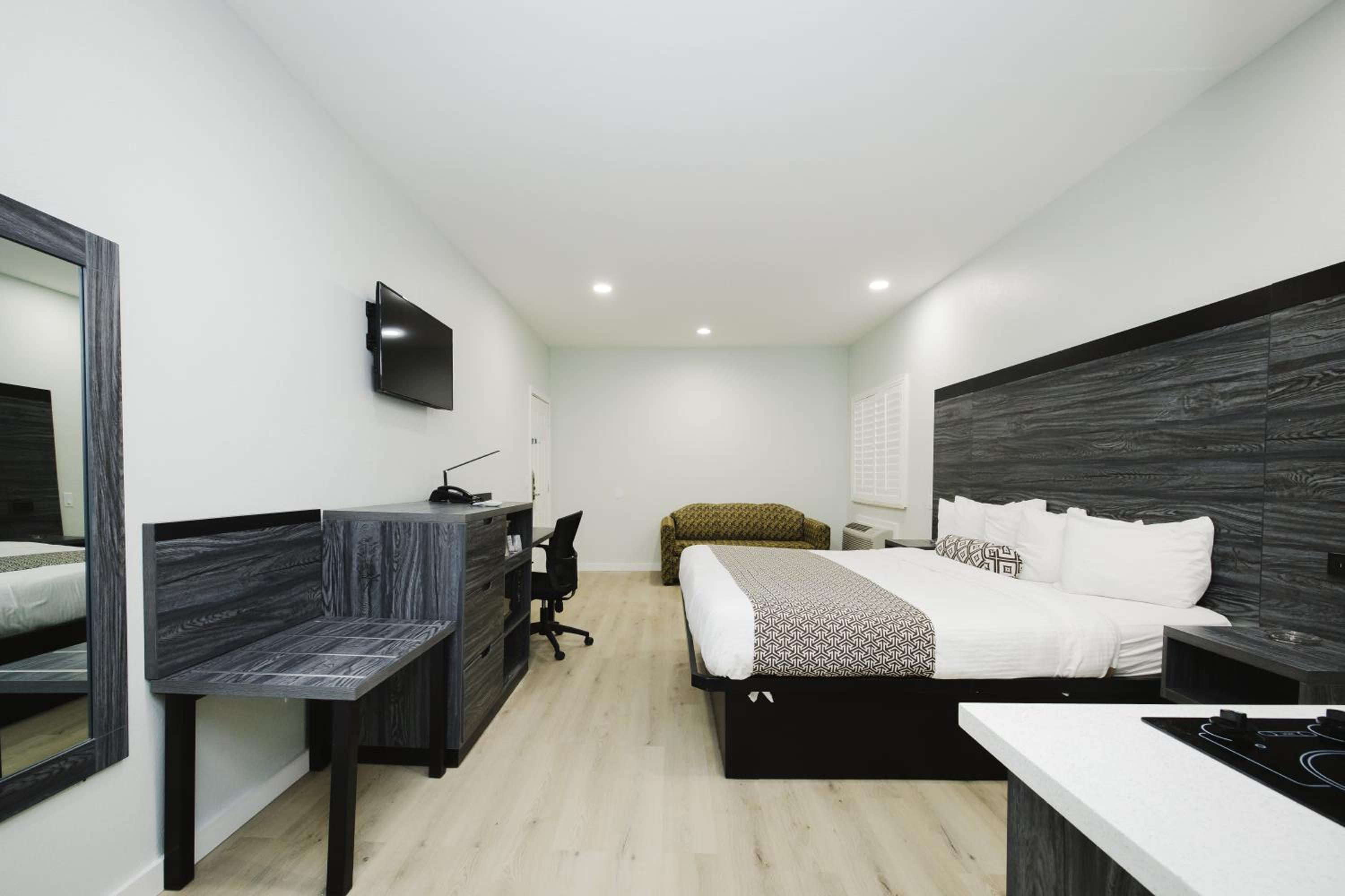 King Room with Kitchenette - Photo 4